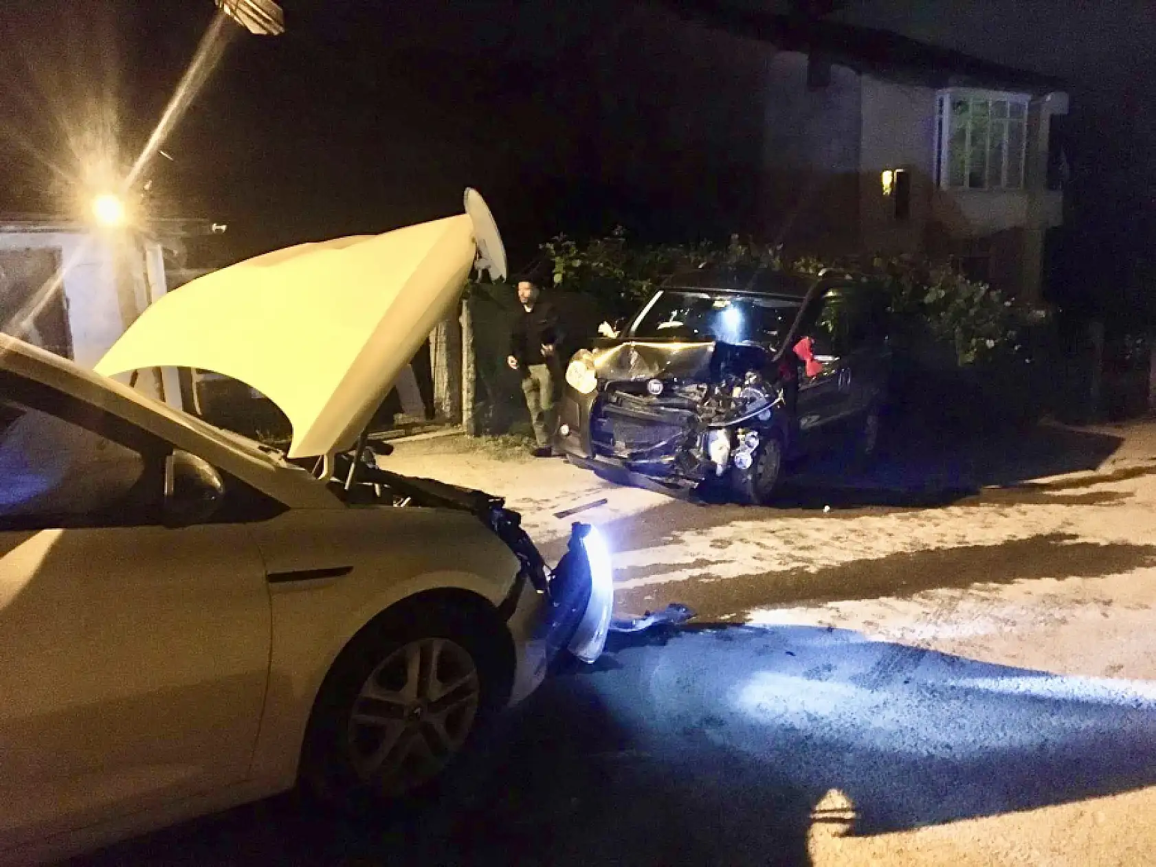 İki araç kafa kafaya çarpıştı