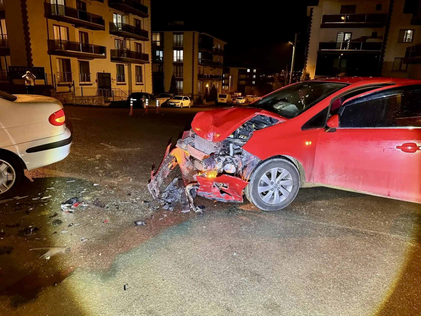 İki otomobil kötü çarpıştı