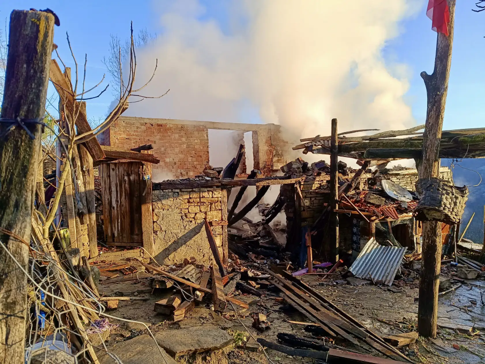 Yanan ev kullanılamaz hale geldi