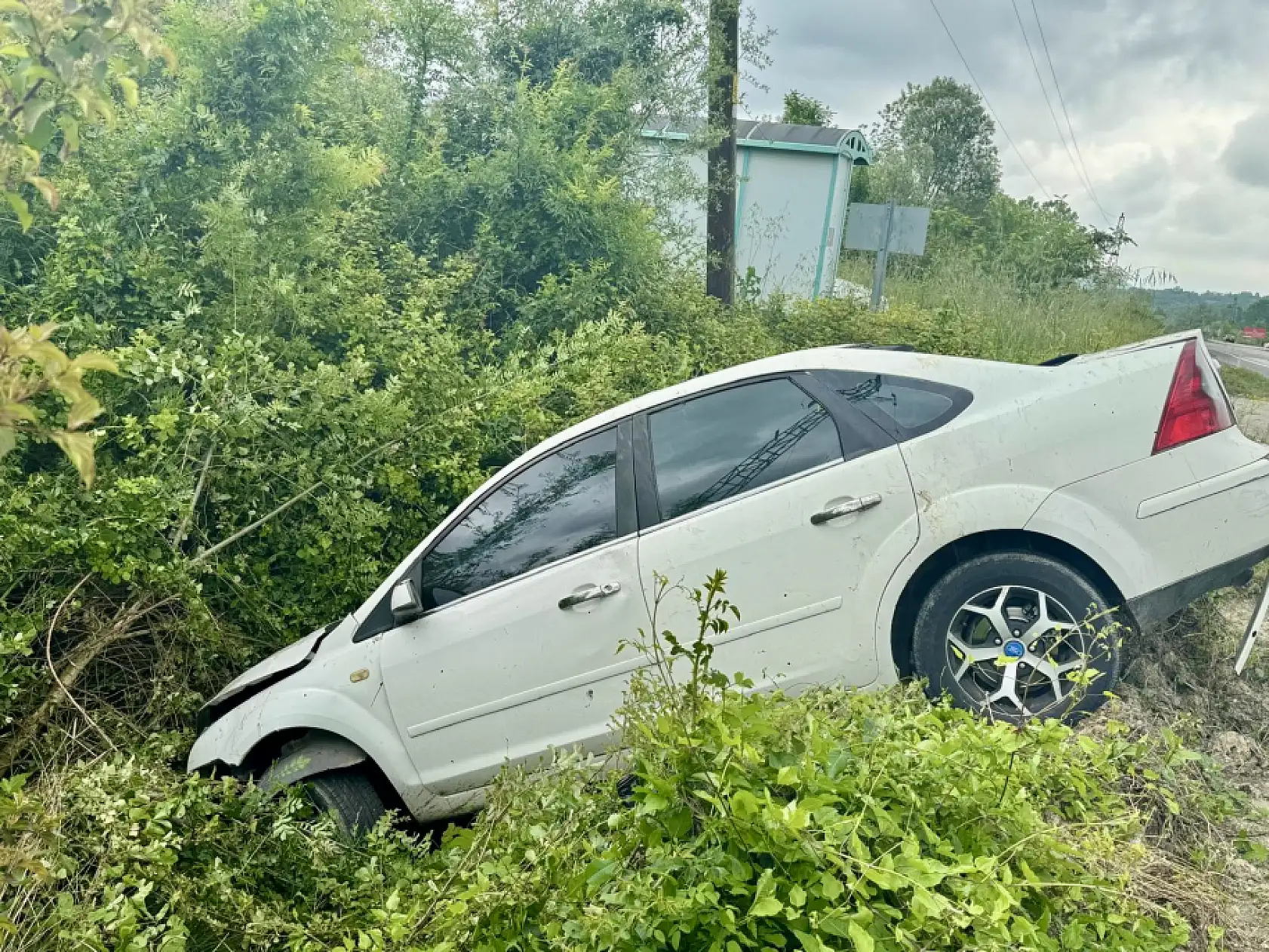 Karşı şeride geçti, şarampole uçtu