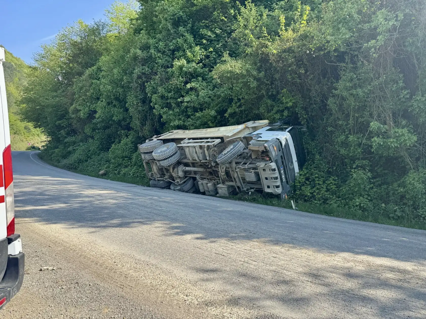 Taş yüklü kamyon devrildi