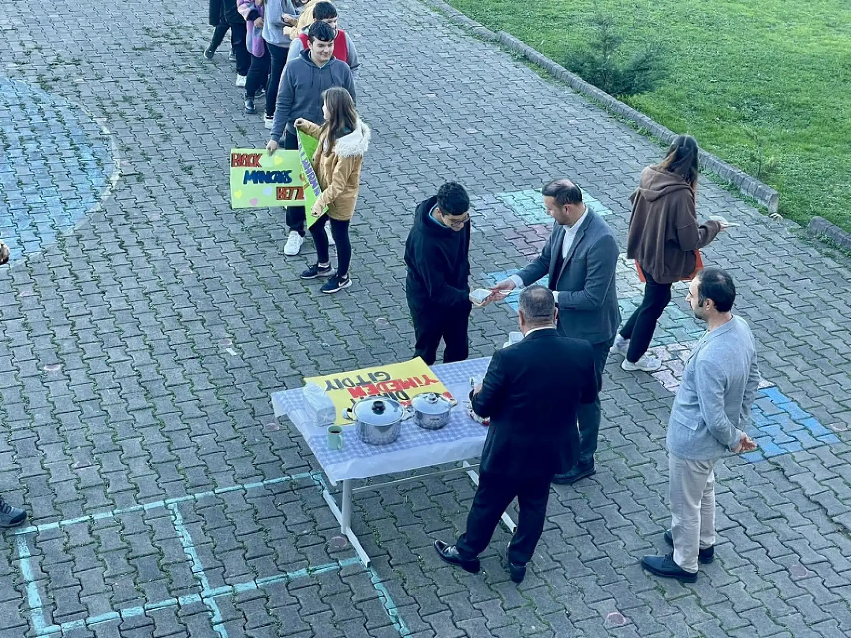 Okul bahçesinde Mancar ikramı