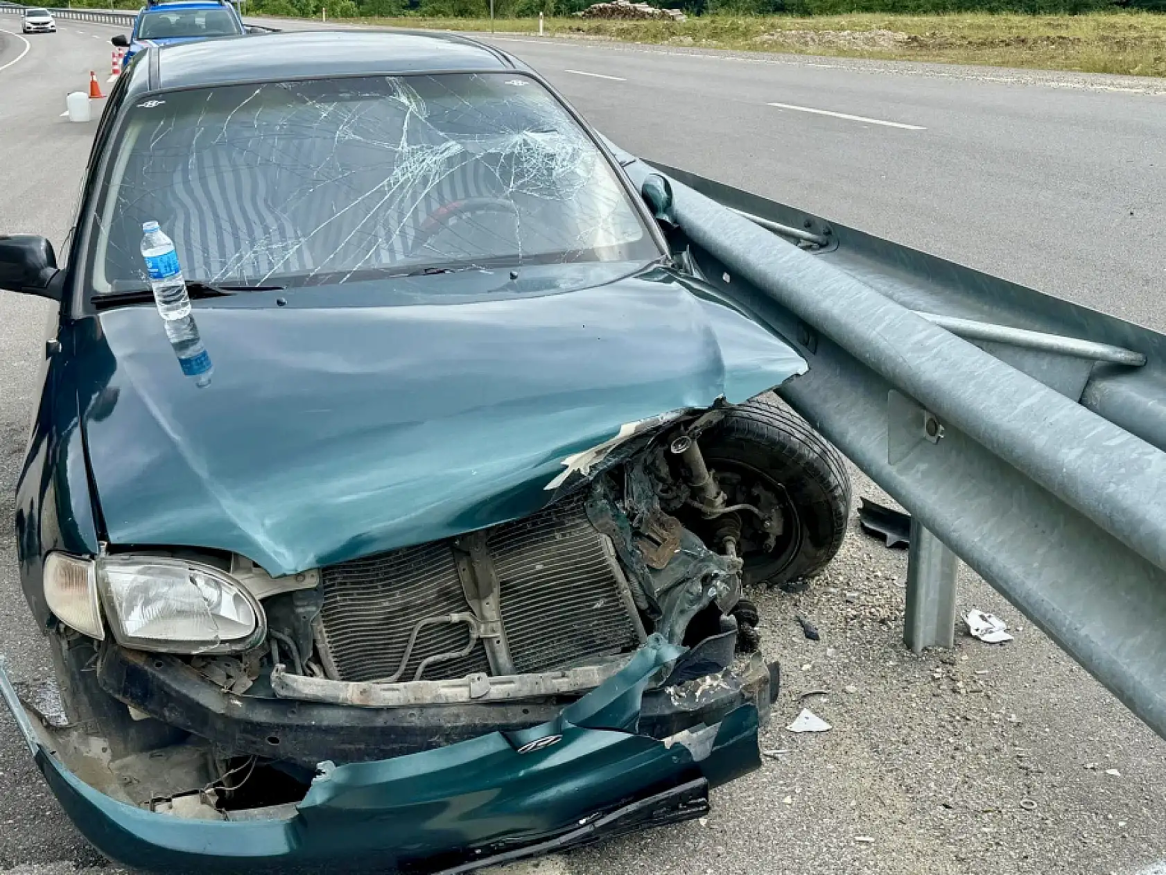 Otomobil bariyerlere çarptı