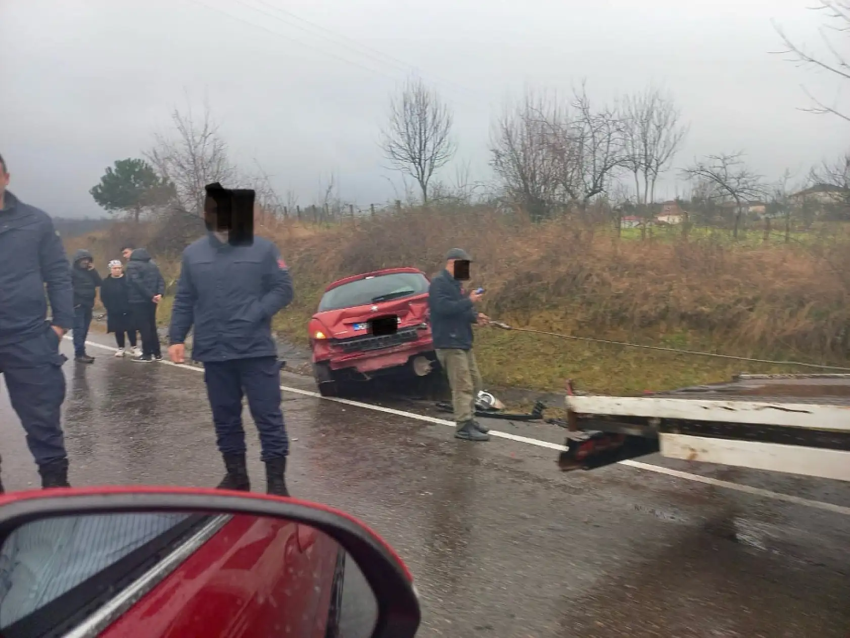 İslak zeminde kontrolden çıktı