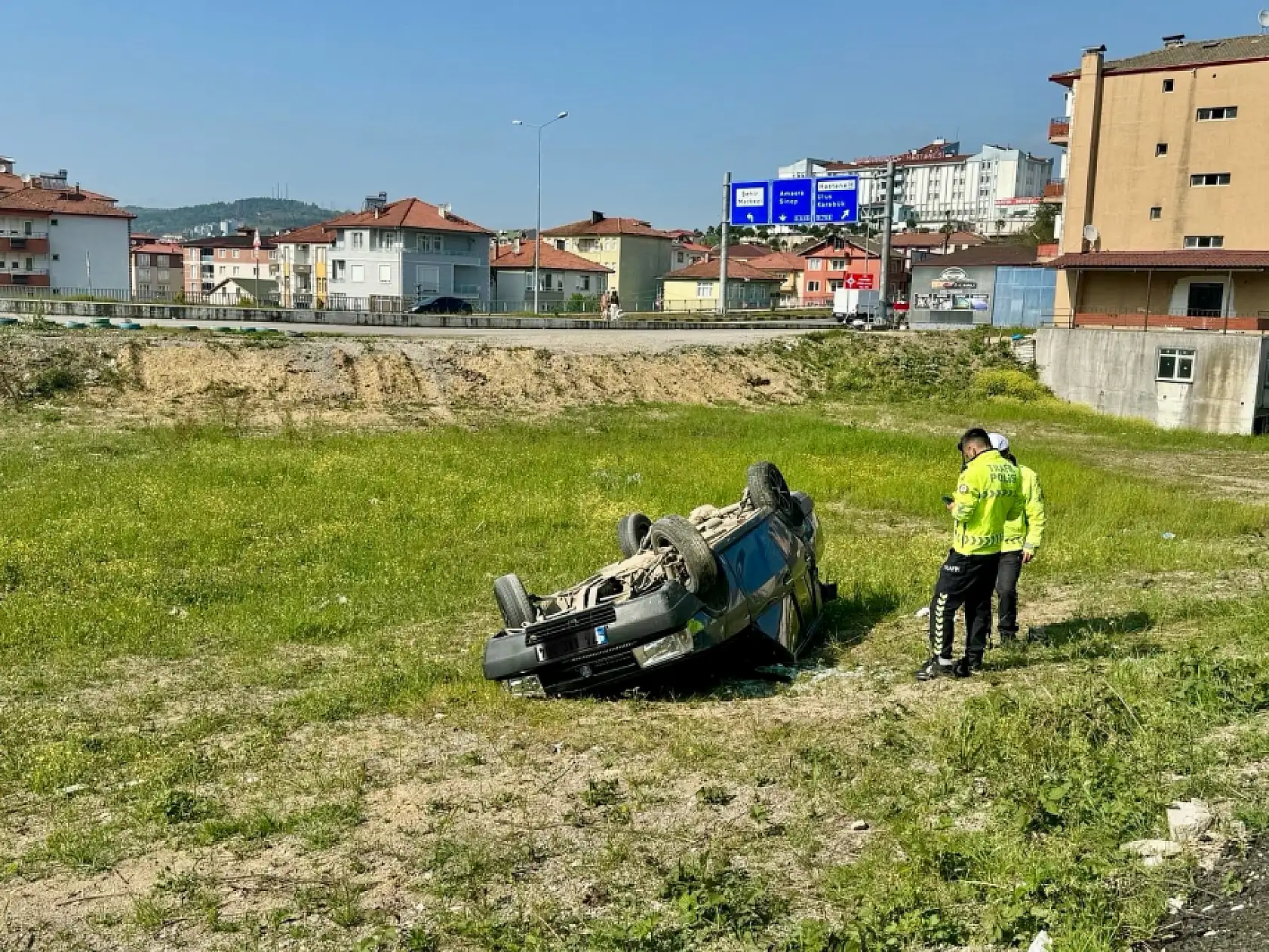 Otomobil araziye yuvarlandı