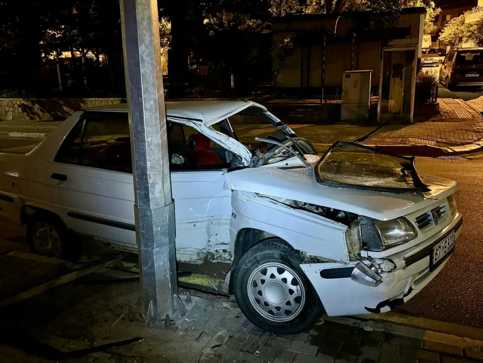 Gece gezmeye çıktı, araba hurdaya döndü