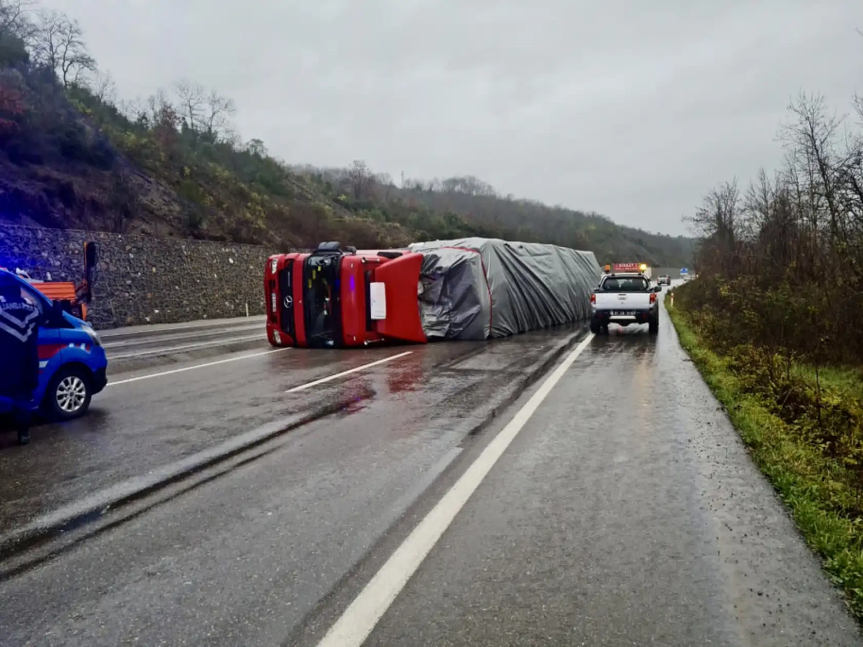 Malzeme yüklü tır devrildi