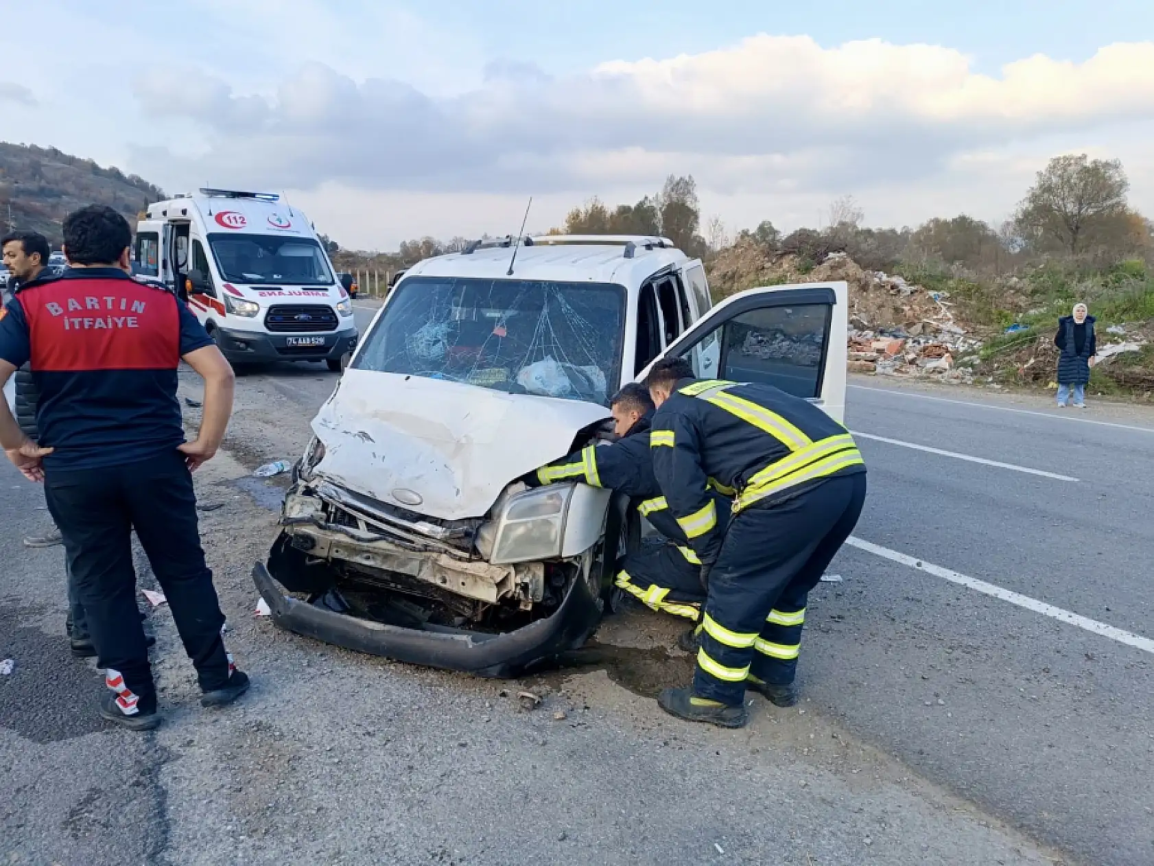 Potbaşında iki araç çarpıştı, yaralılar var