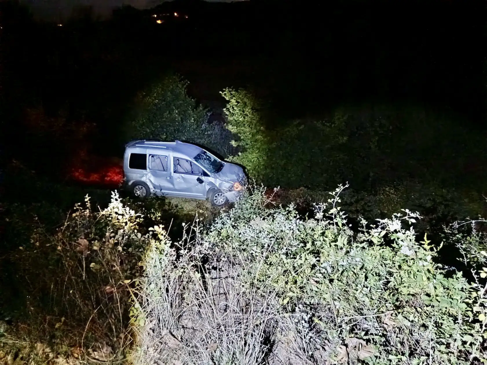 Kazada araçlardan biri şarampole uçtu