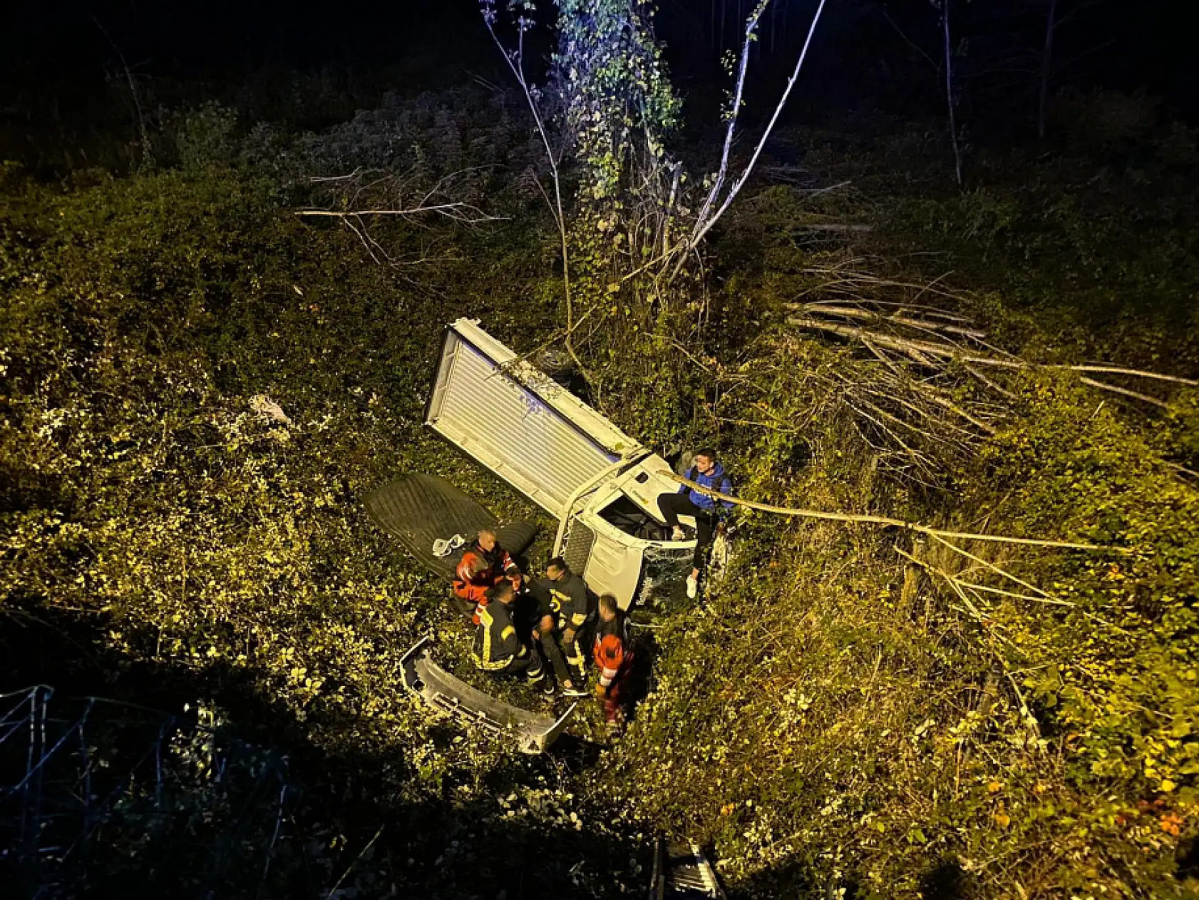 Kamyonet şarampole uçtu