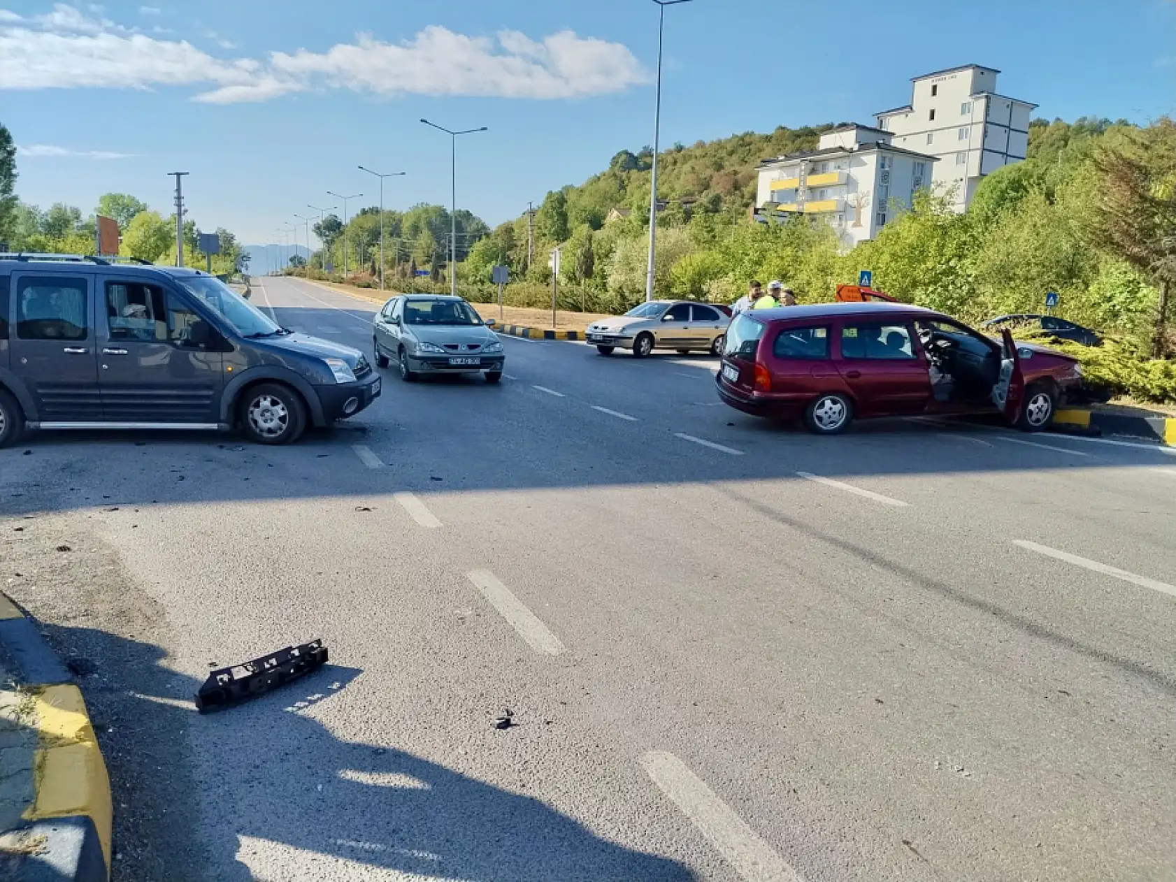 Çarpışan tofaş araziye uçtu