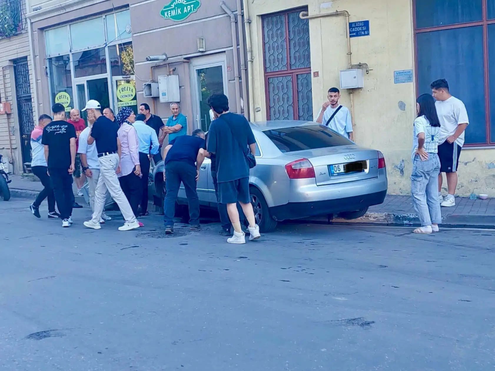 Polisten kaçtı, kaldırımdaki panoya çarptı