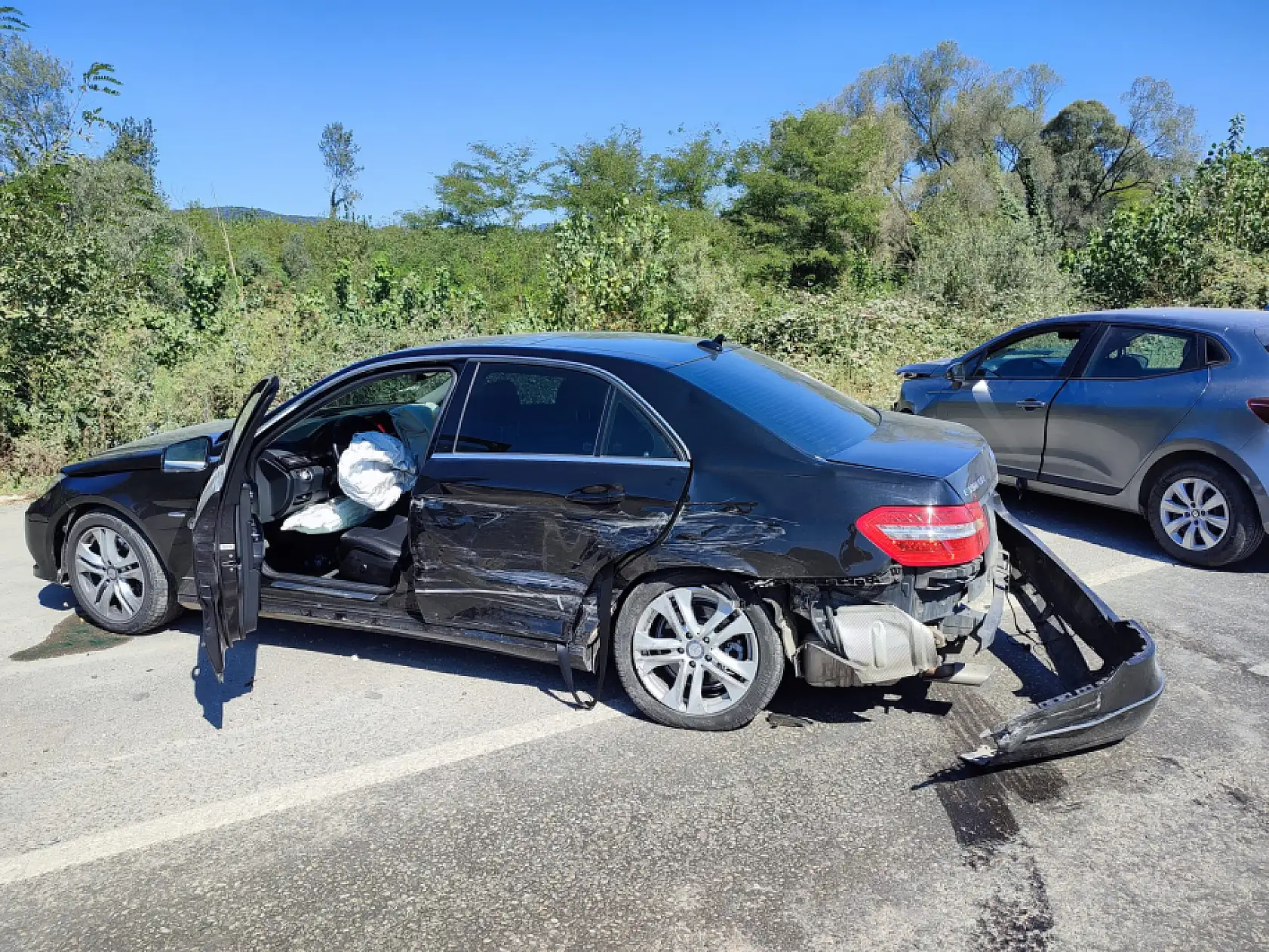 Araçlar birbirine girdi