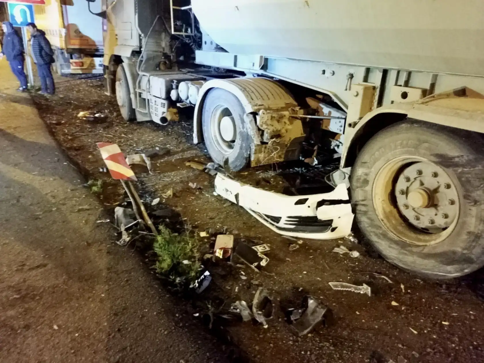 Önce tıra sonra refüje çarptı