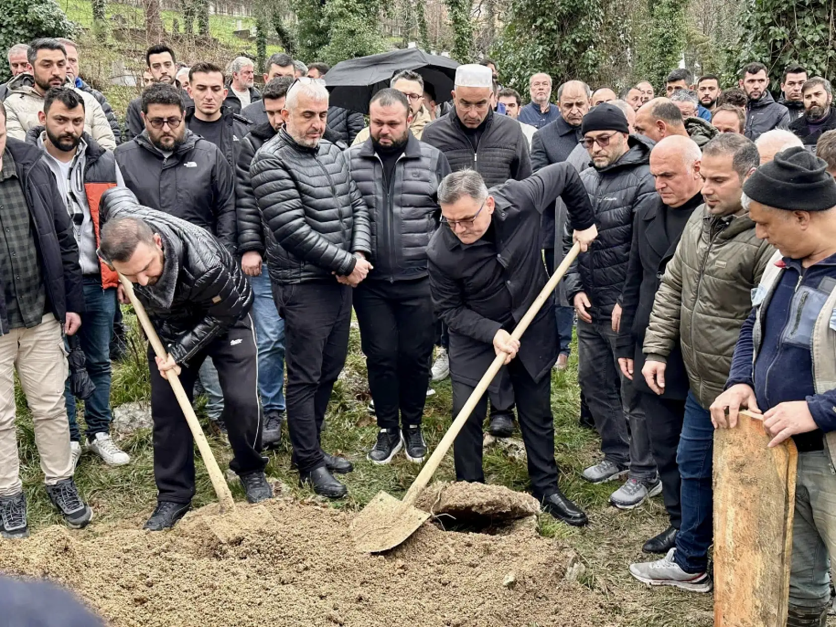 Gözyaşları içerisinde toprağa verildi