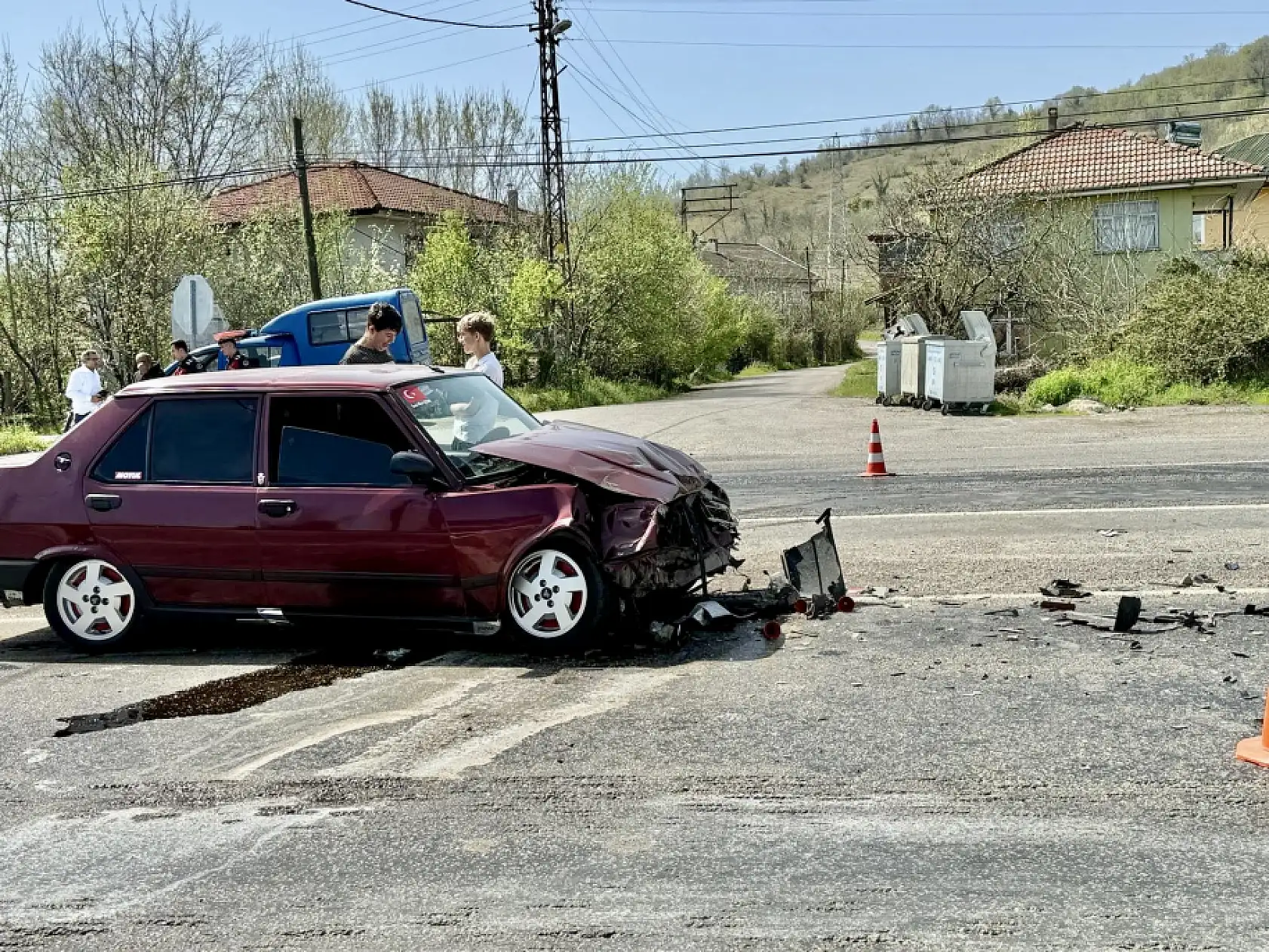 Otomobil ile minibüs çarpıştı