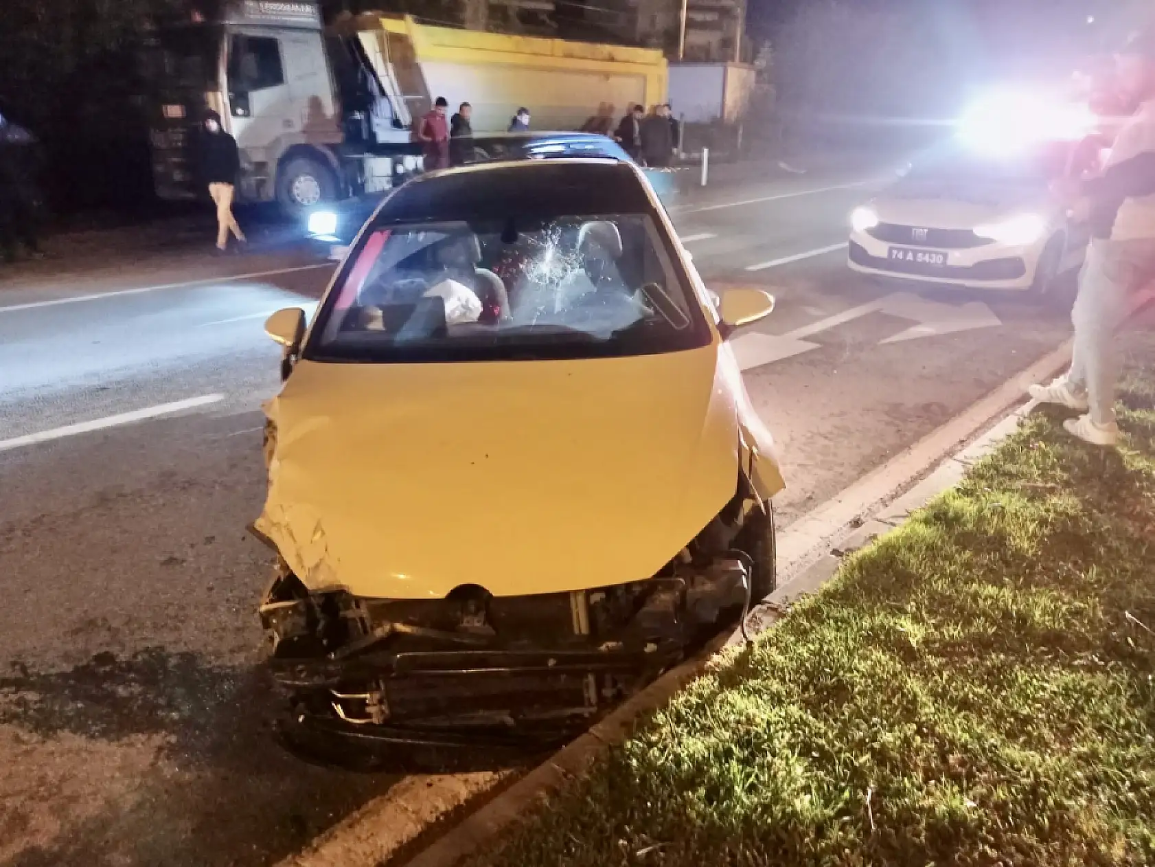 Önce tıra sonra refüje çarptı