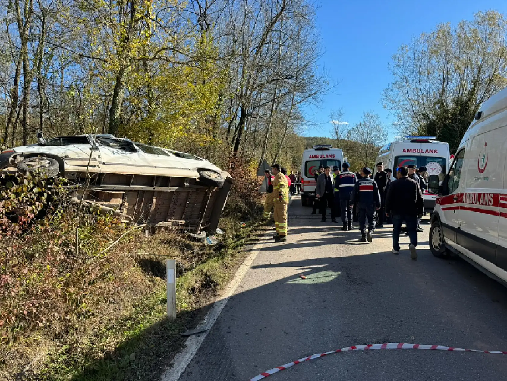 Son dakika, yolcu minibüsü devrildi