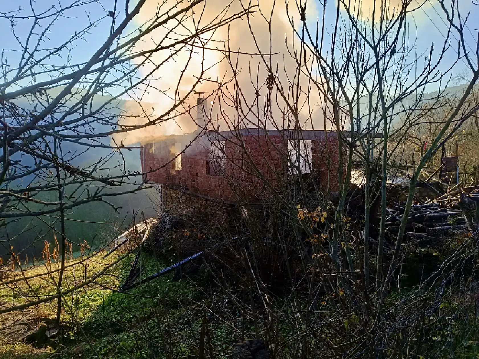 Yanan ev kullanılamaz hale geldi