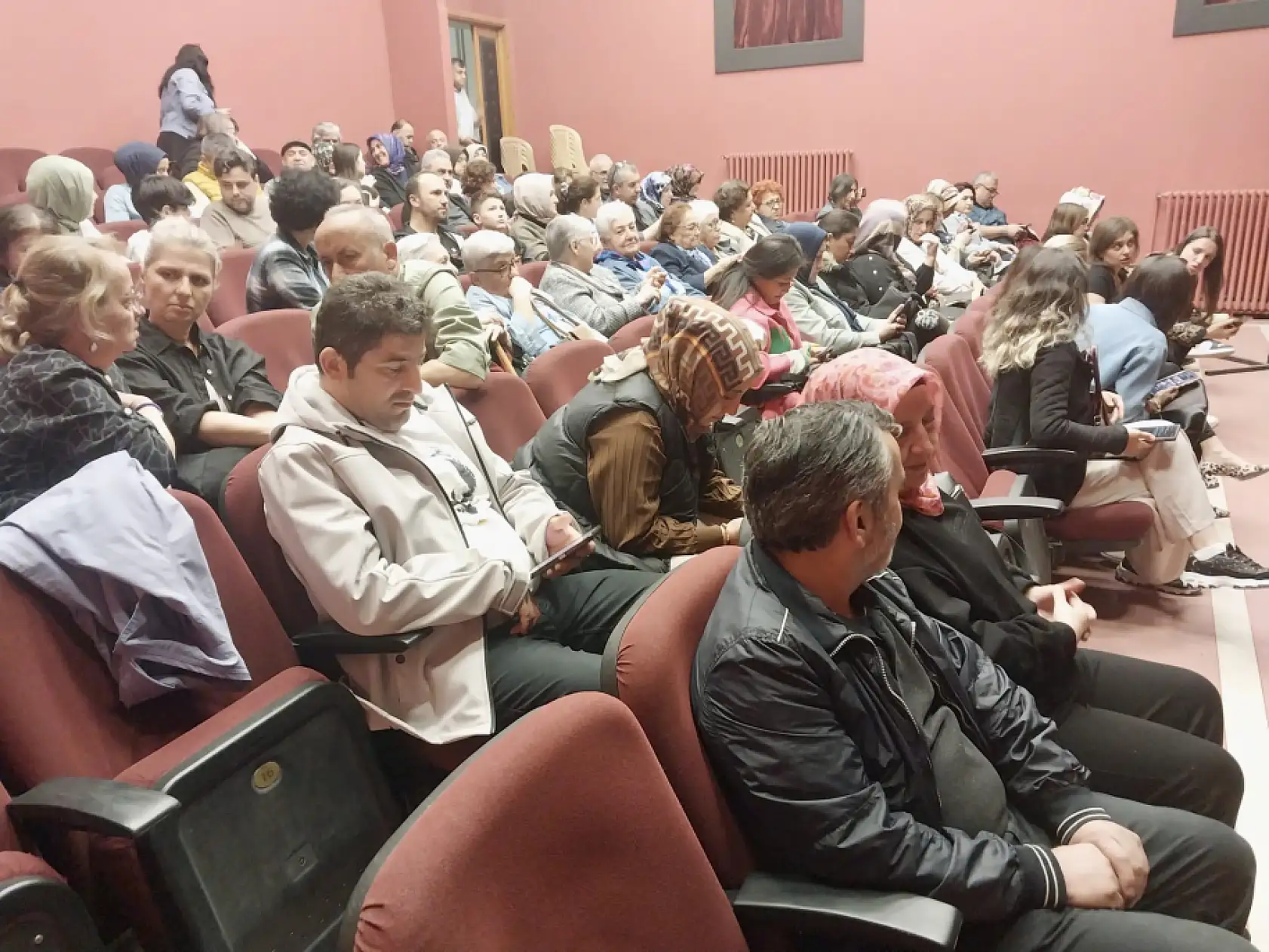 Yazıyor, yönetiyor, oynuyor