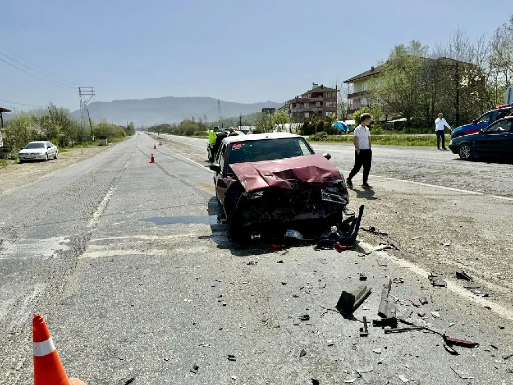 Otomobil ile minibüs çarpıştı