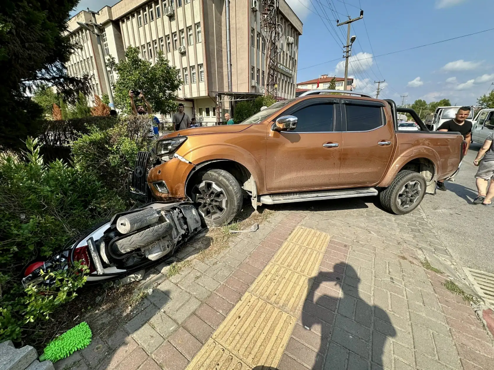 Motosiklet kamyonetin altına sıkıştı