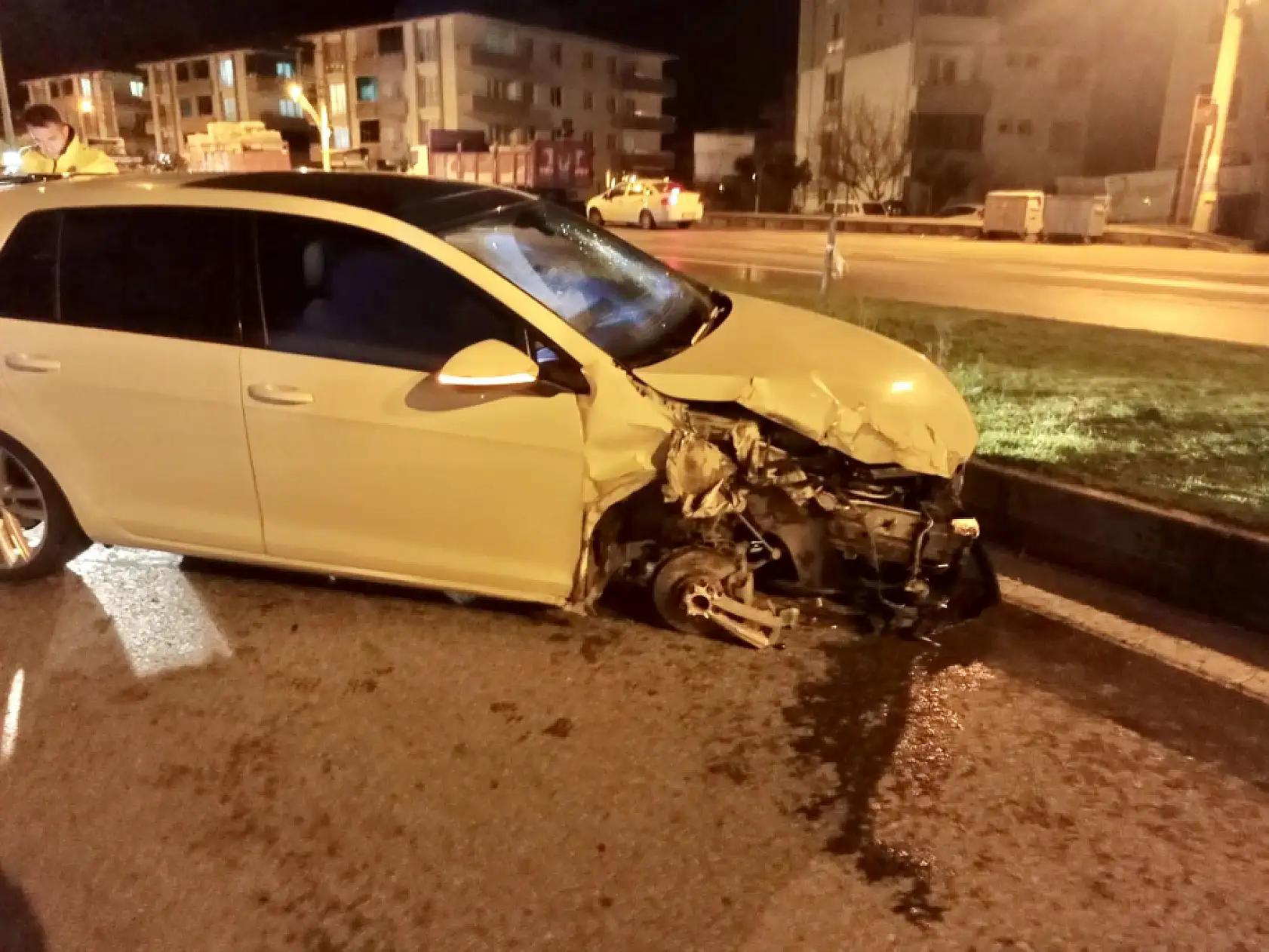 Önce tıra sonra refüje çarptı