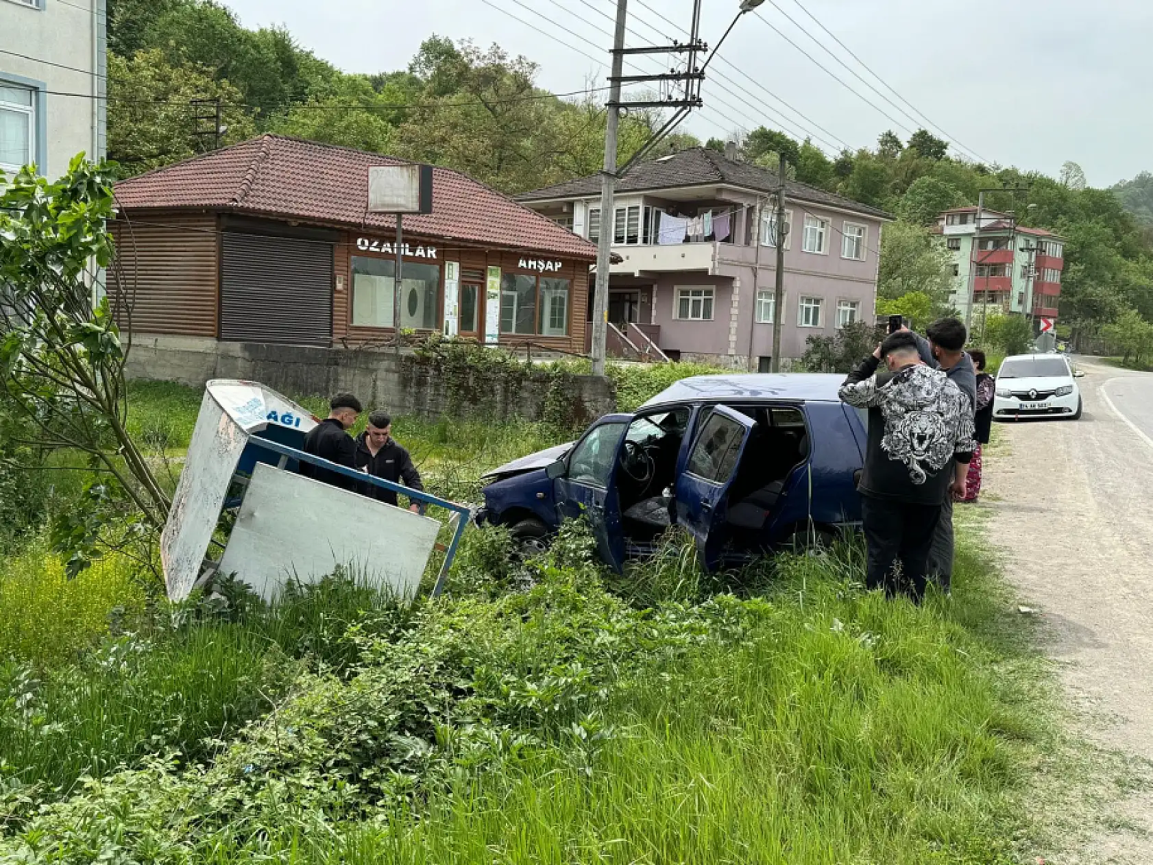 Otobüs bekleme durağına daldı