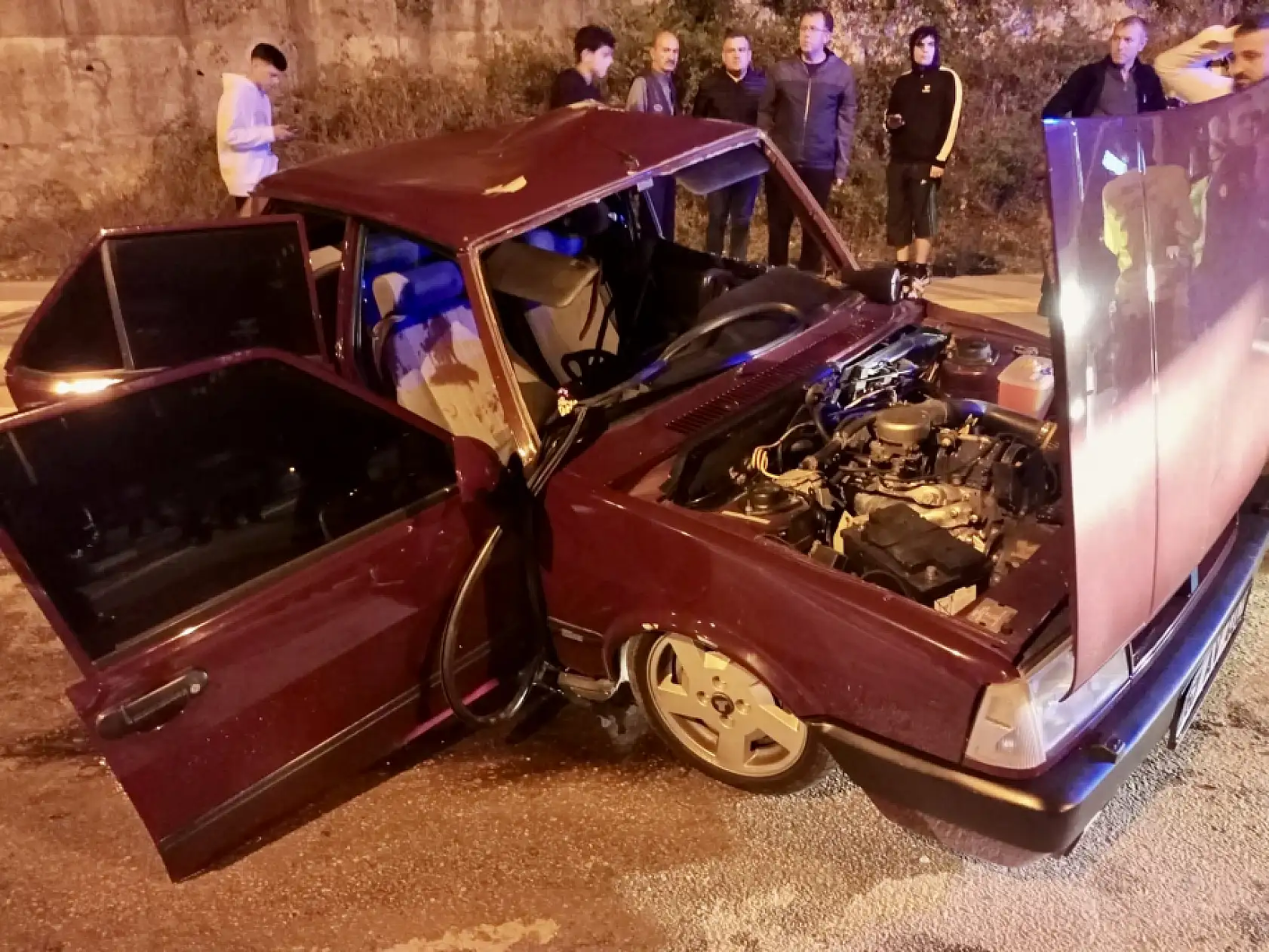 Aydınlatma direğine çarptı