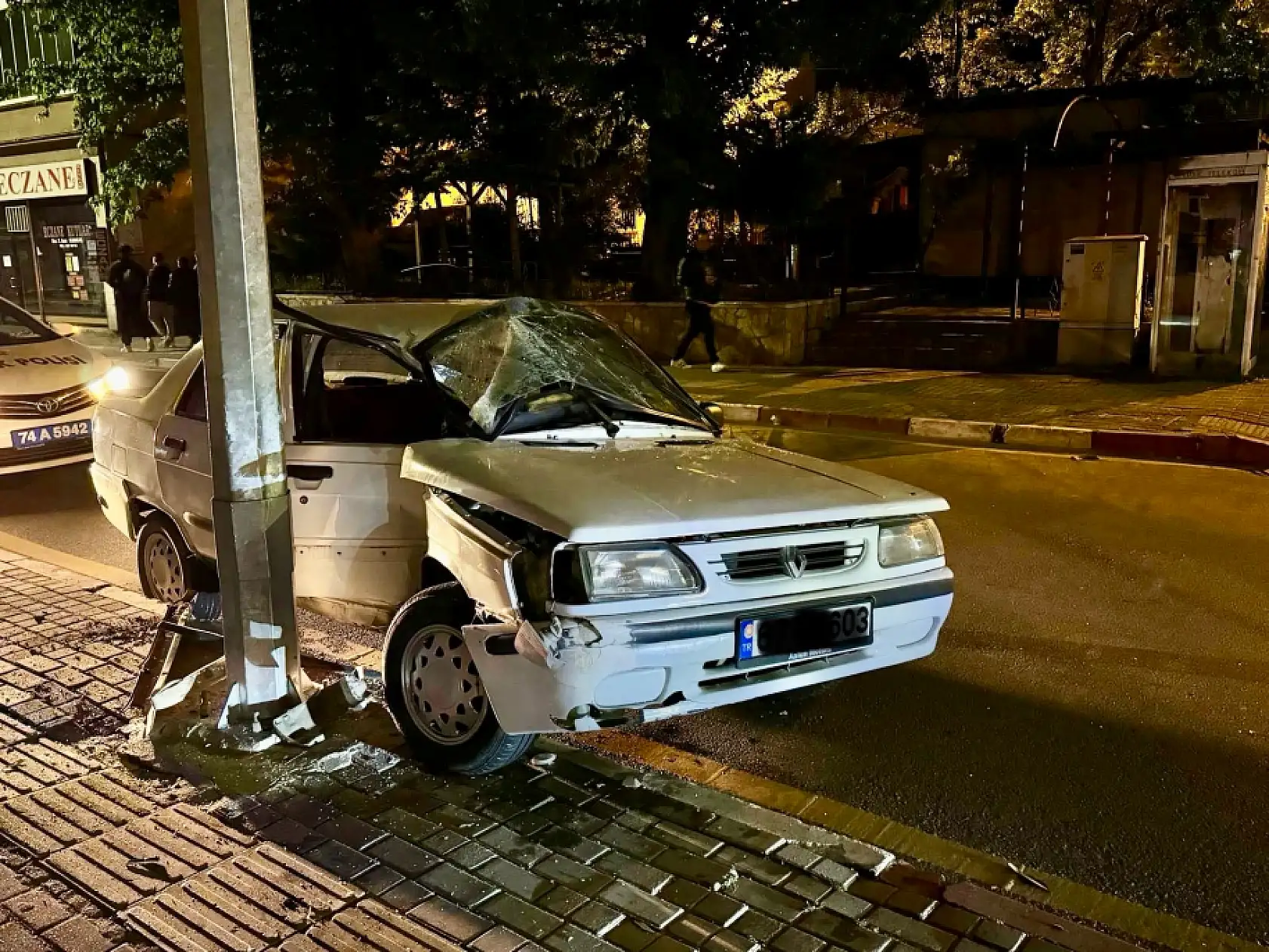 Gece gezmeye çıktı, araba hurdaya döndü