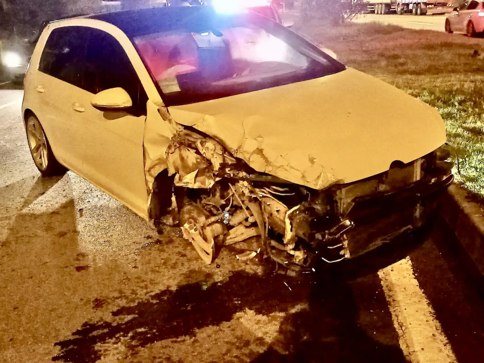 Önce tıra sonra refüje çarptı