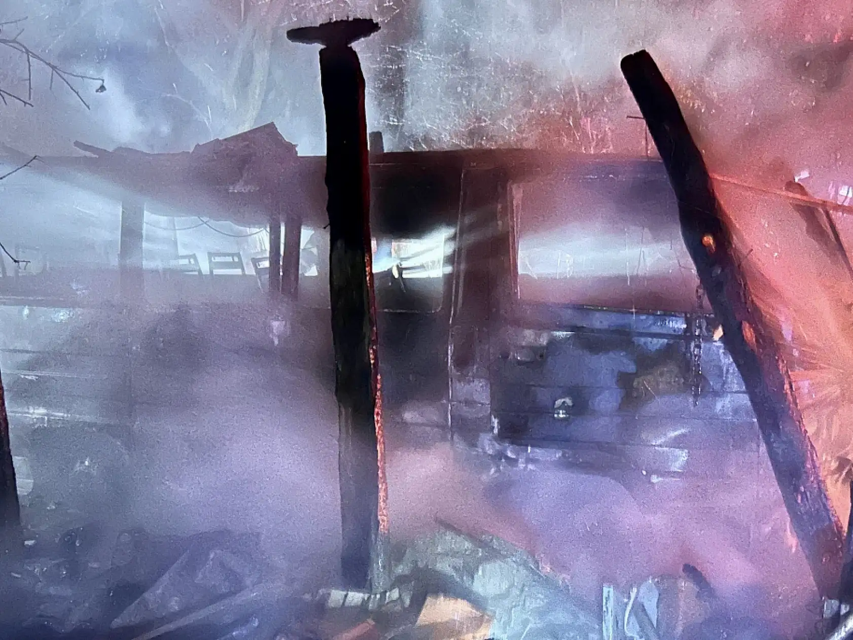 Yıldırım düştü, iki araç yandı