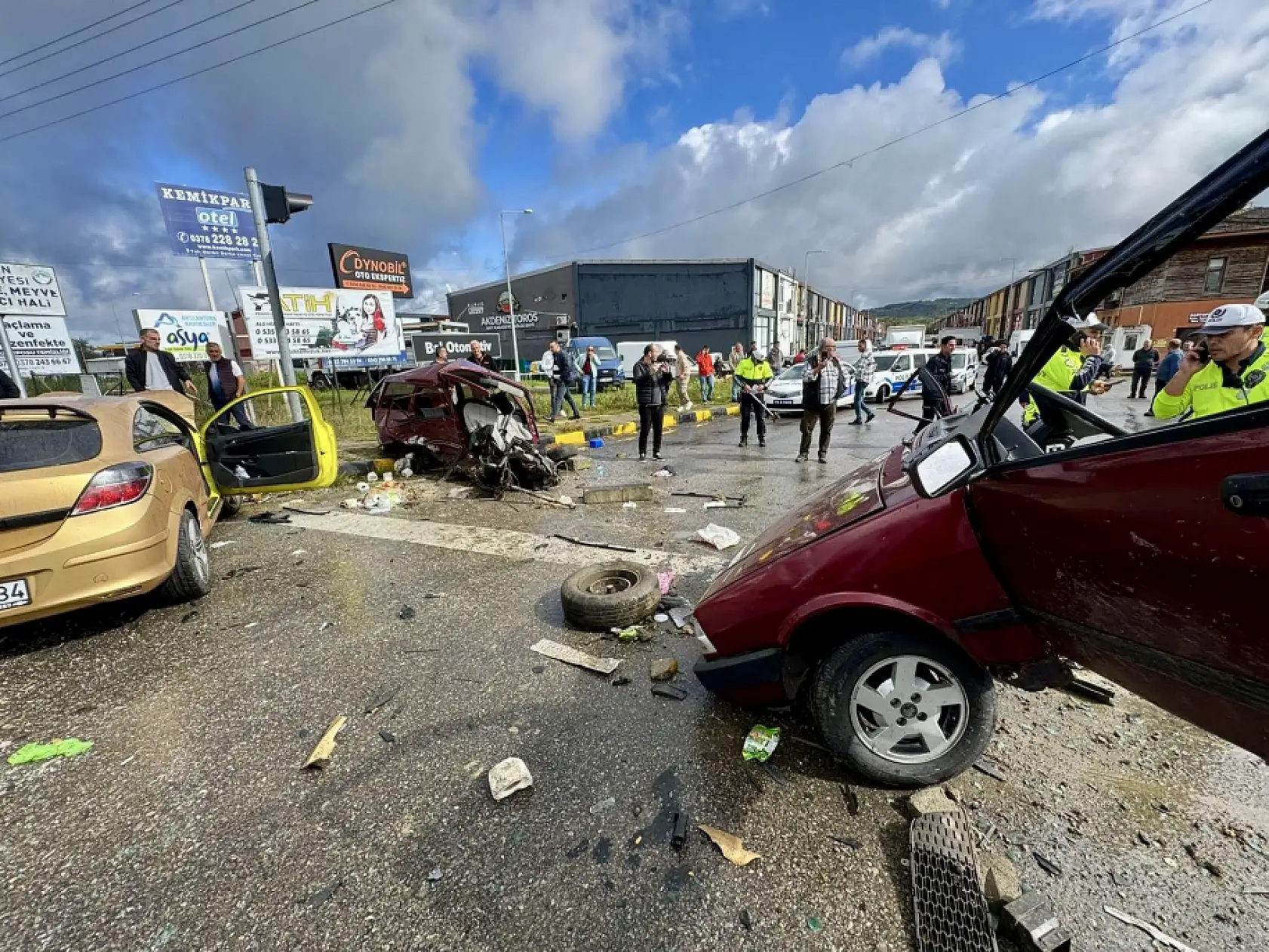 Çarpışan araçlardan biri ikiye bölündü