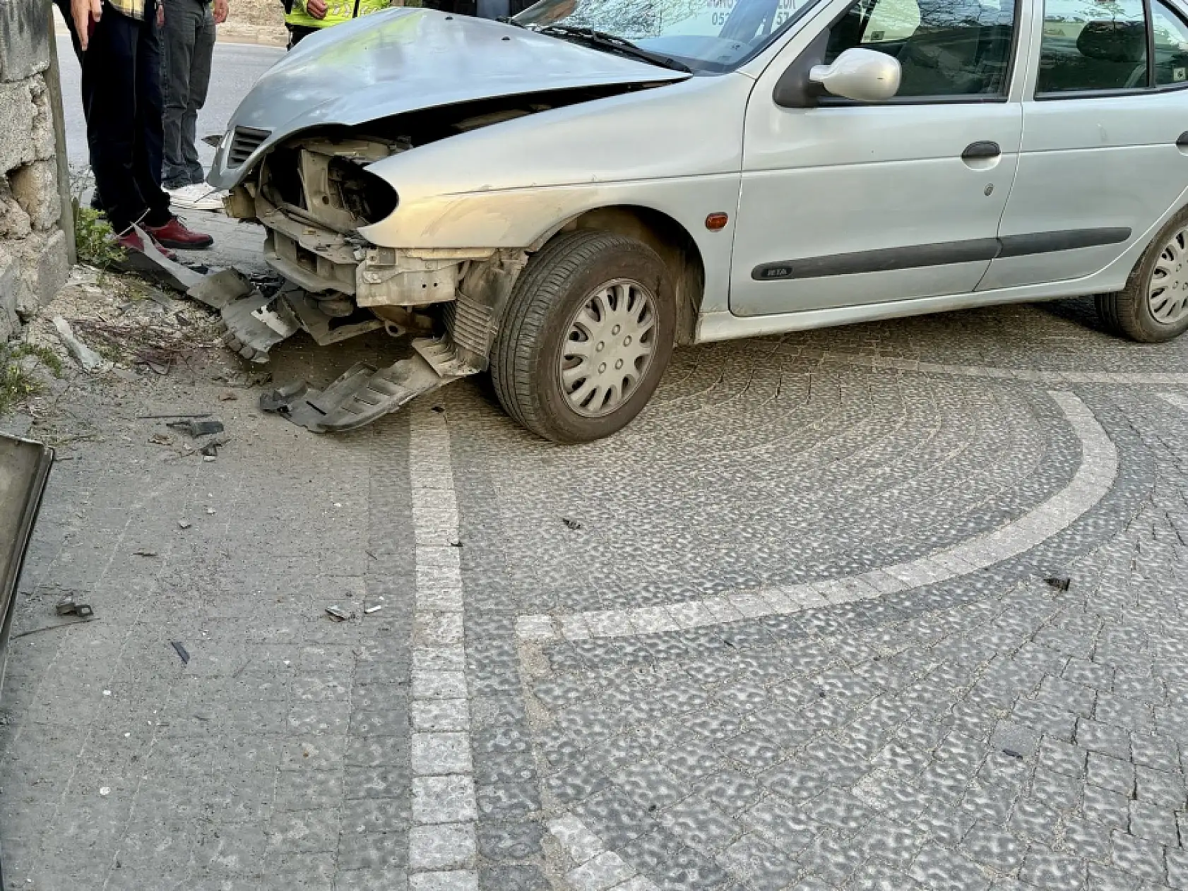 Bahçe duvarına çarptı