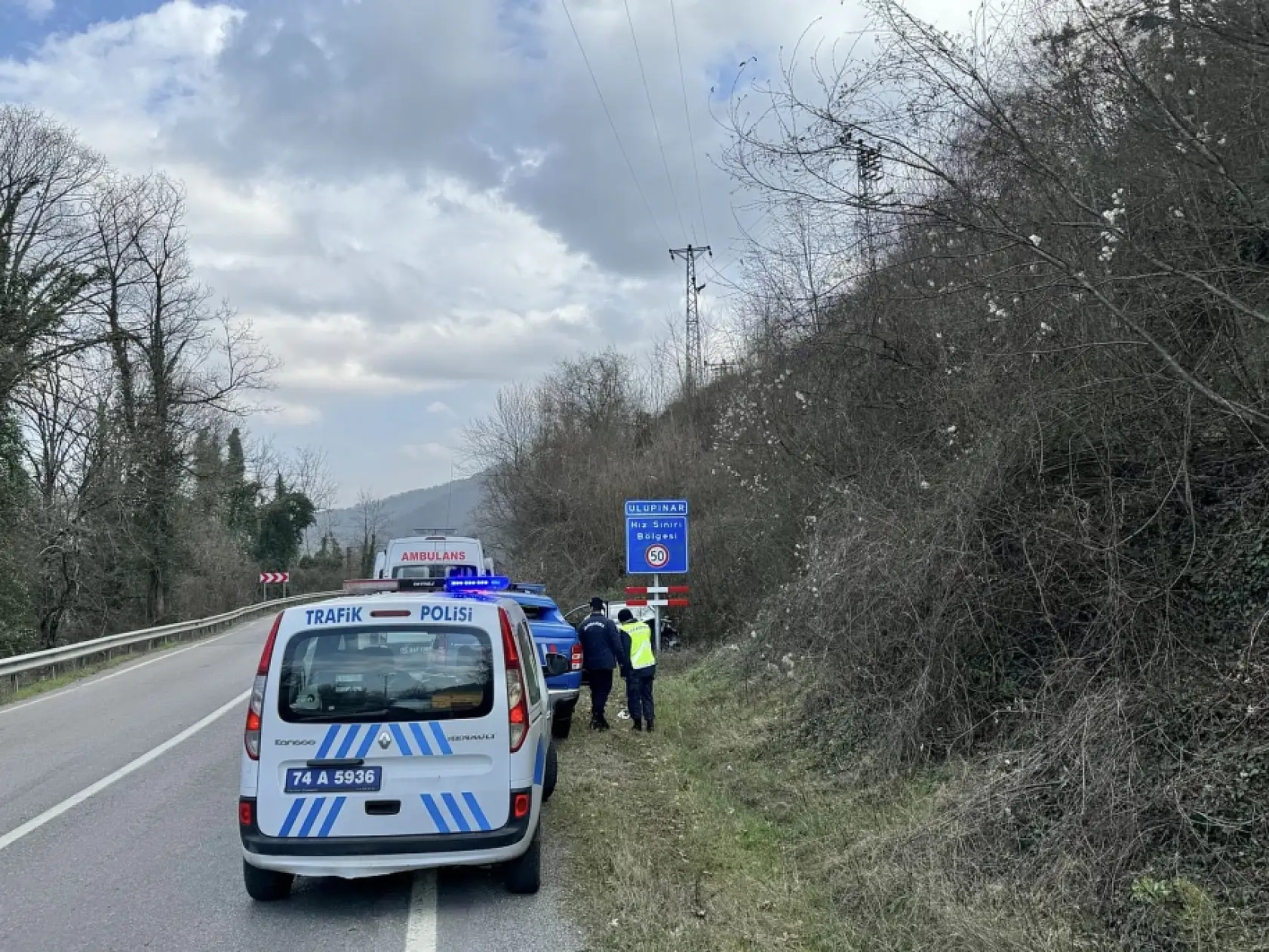 Keskin virajda kontrolden çıktı