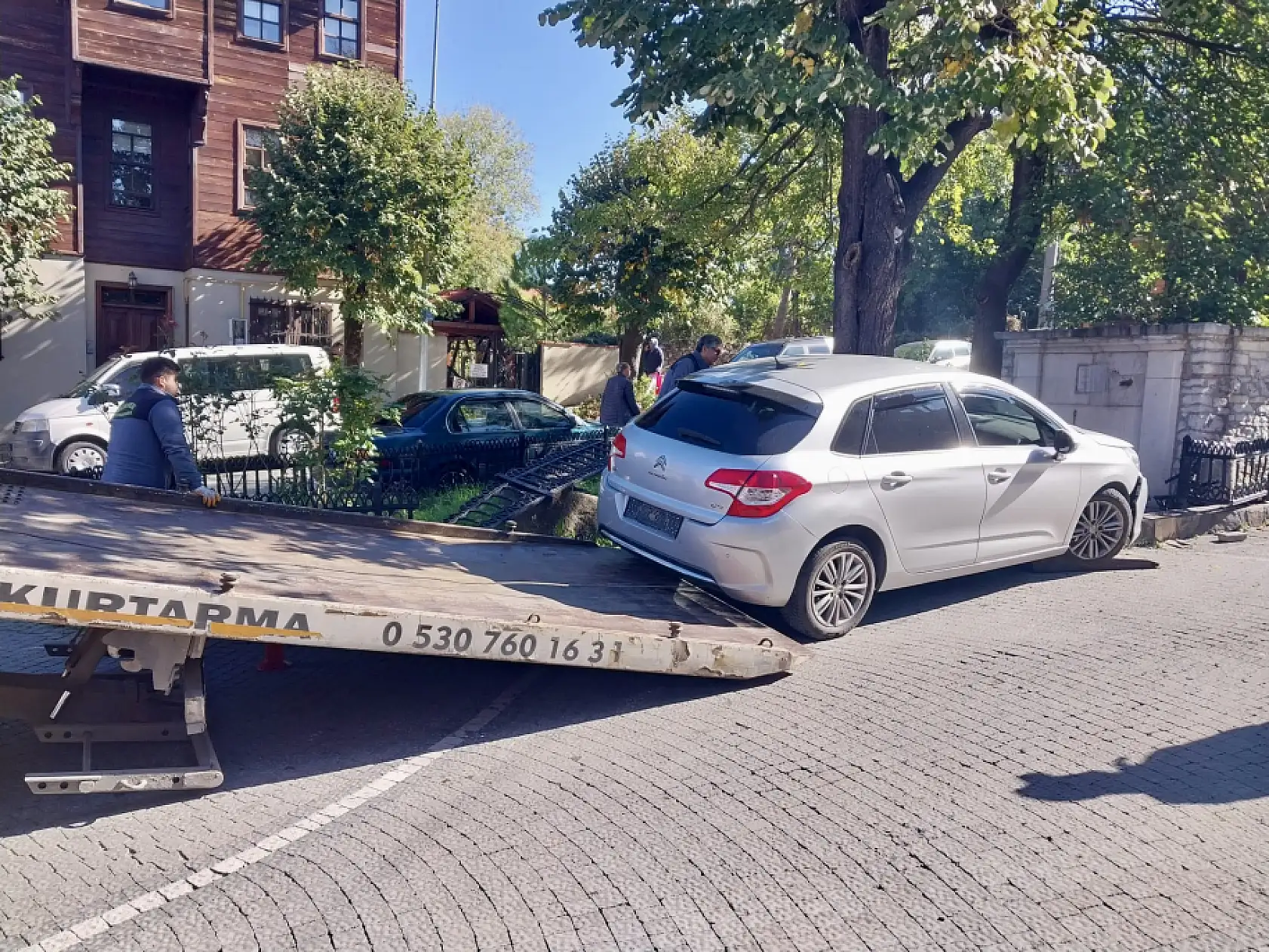 Çeşme bahçesine girdi