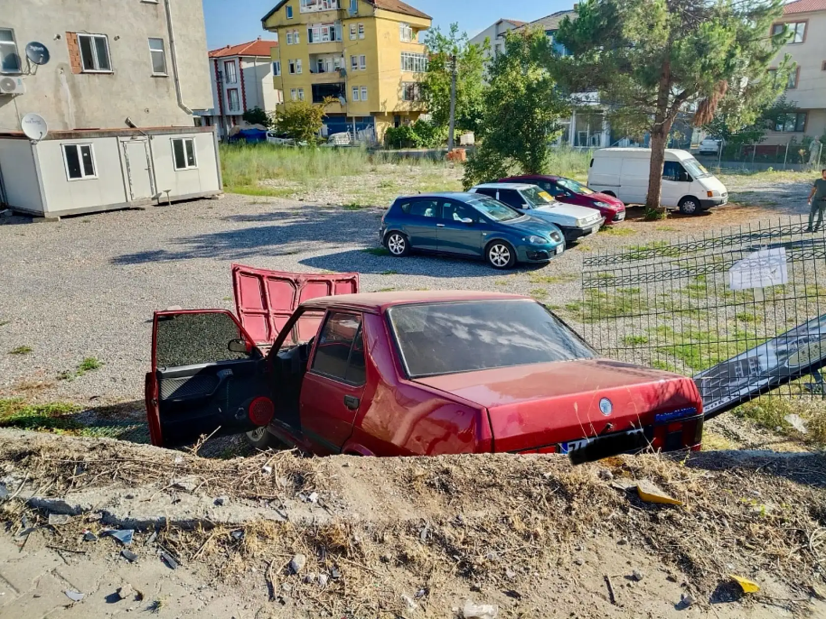 Çarpışan tofaş araziye uçtu