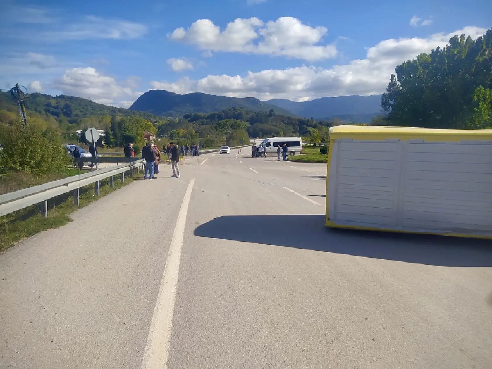 Yolcu minibüsü ile dağıtım aracı çarpıştı