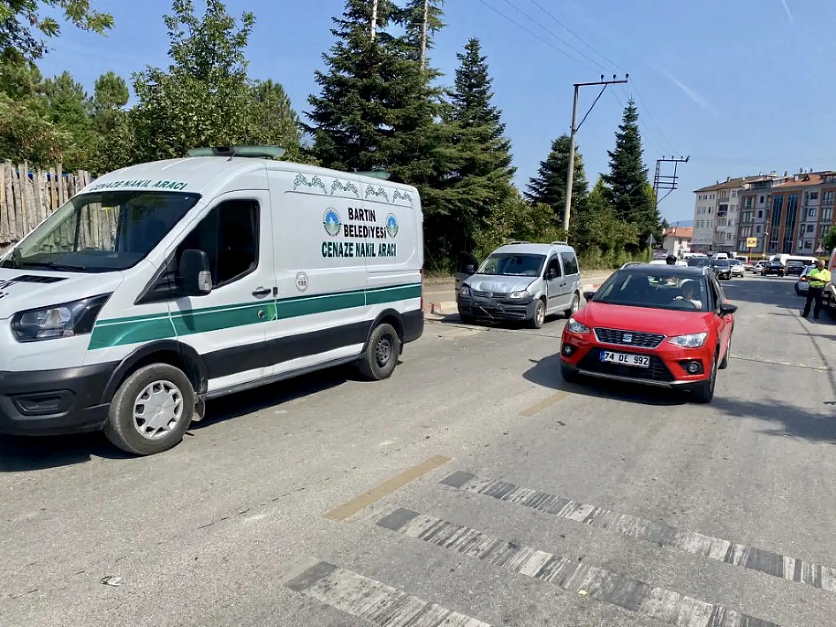 Cenaze nakil aracına çarptı