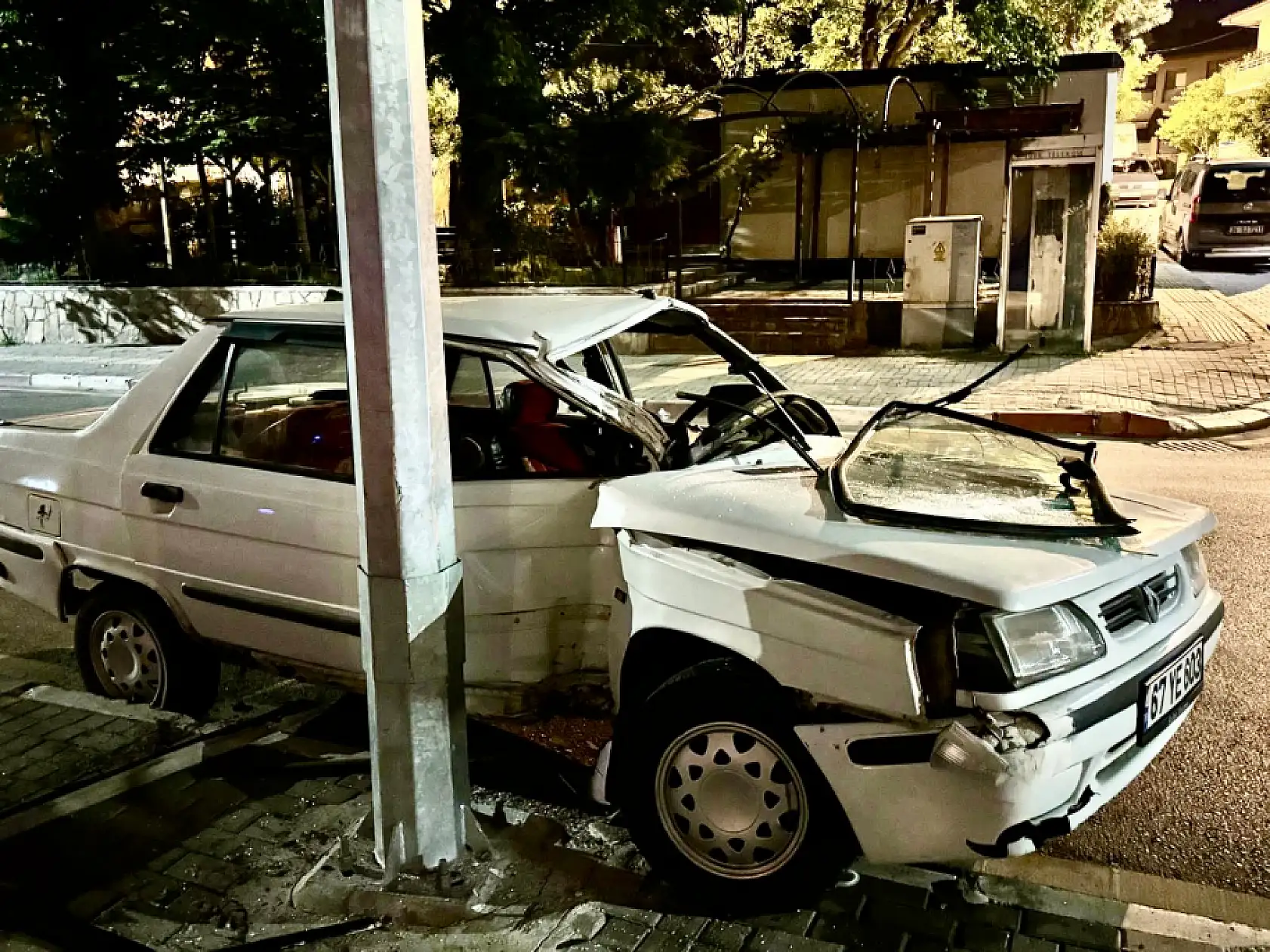 Gece gezmeye çıktı, araba hurdaya döndü