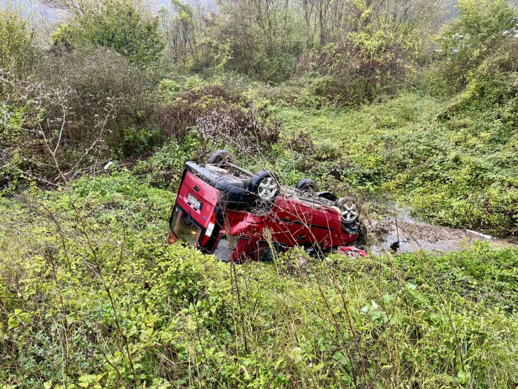 Yoldan çıkıp şarampole yuvarlandı