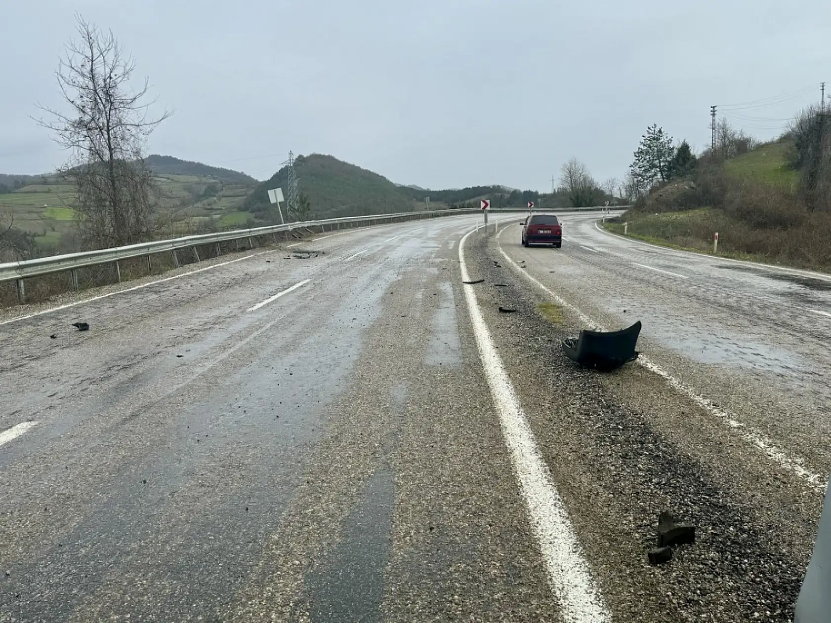 Keskin virajda bariyerlere çarptı