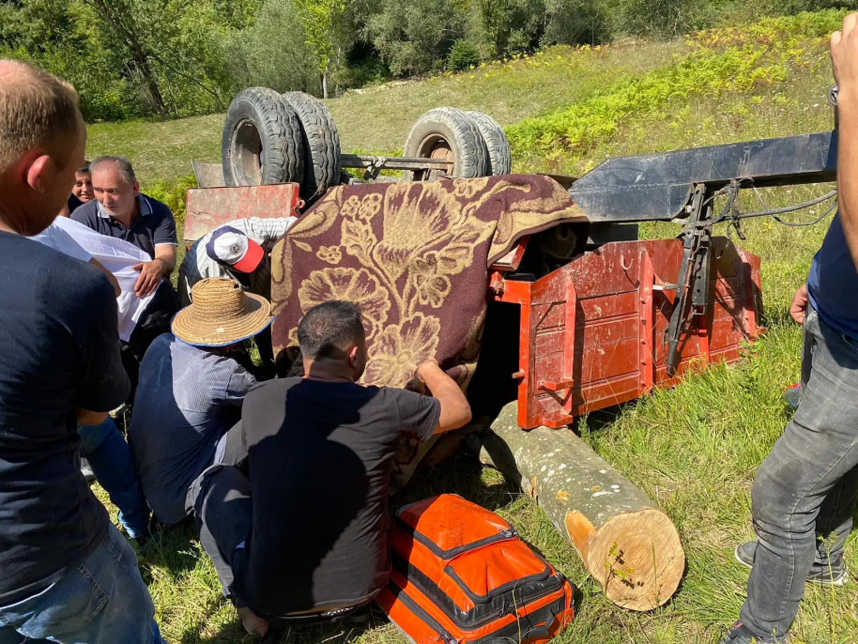 Devrilen traktörün altında can verdi