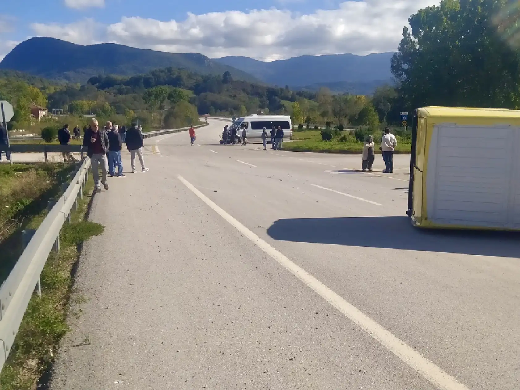 Yolcu minibüsü ile dağıtım aracı çarpıştı