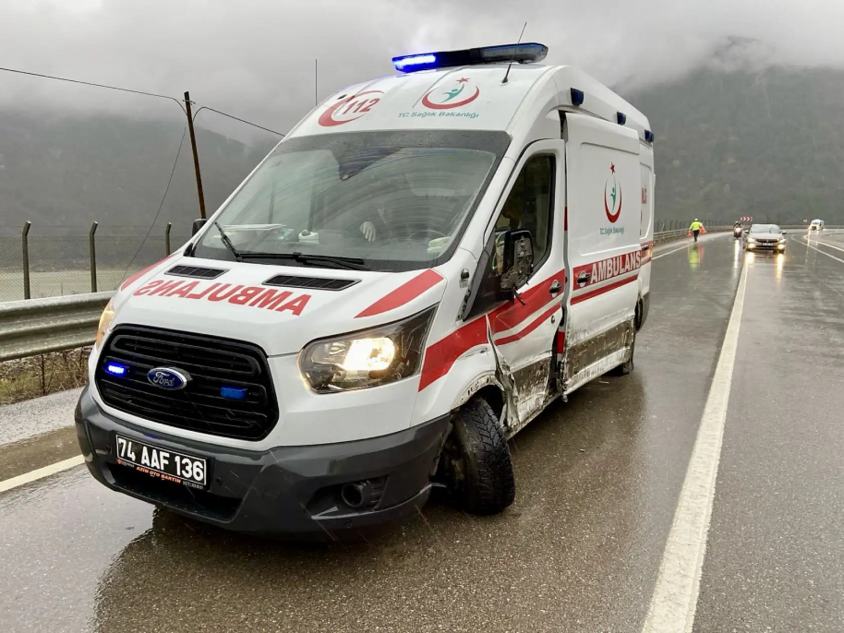 Otomobil Ambulans ile çarpıştı