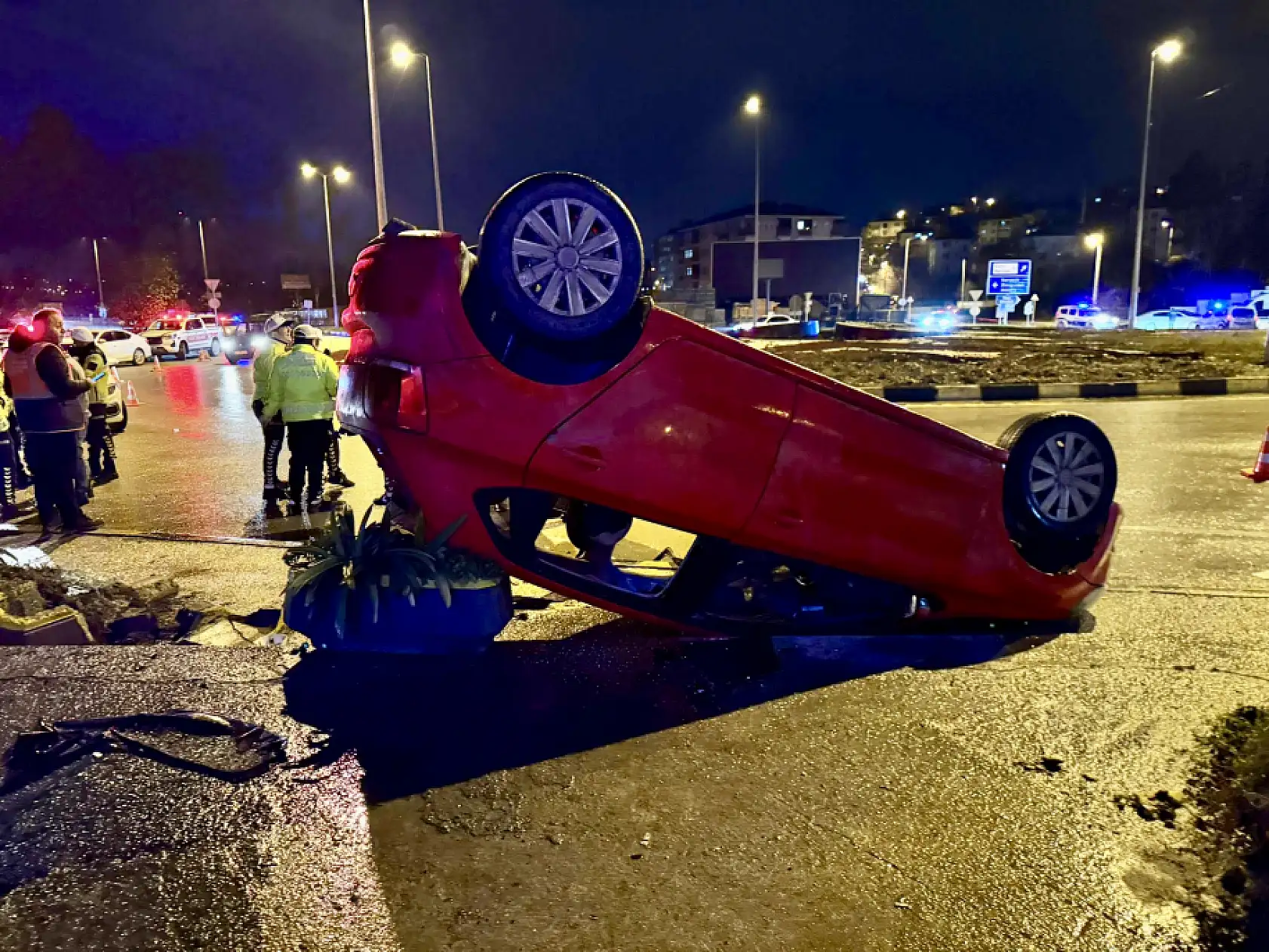 Akıllı kavşakta takla attı