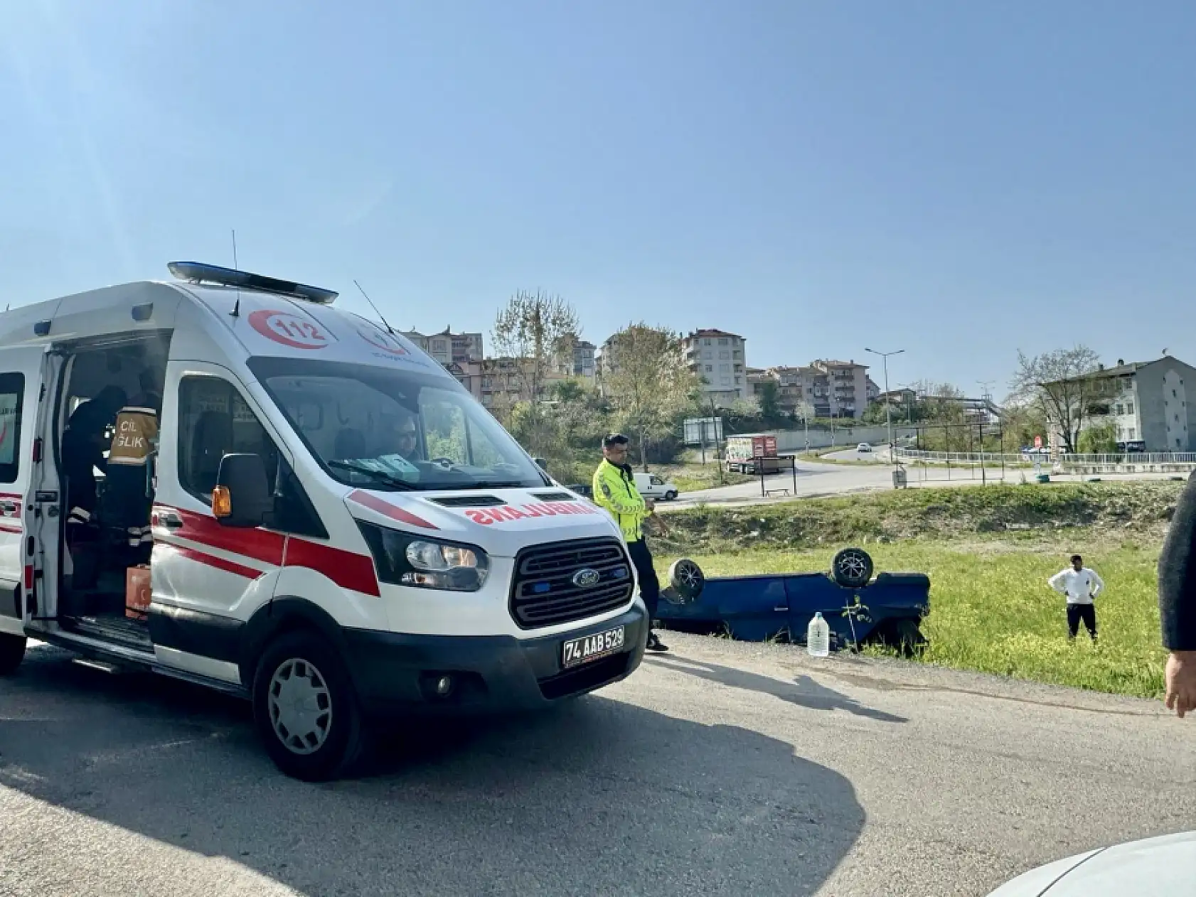 Otomobil araziye yuvarlandı