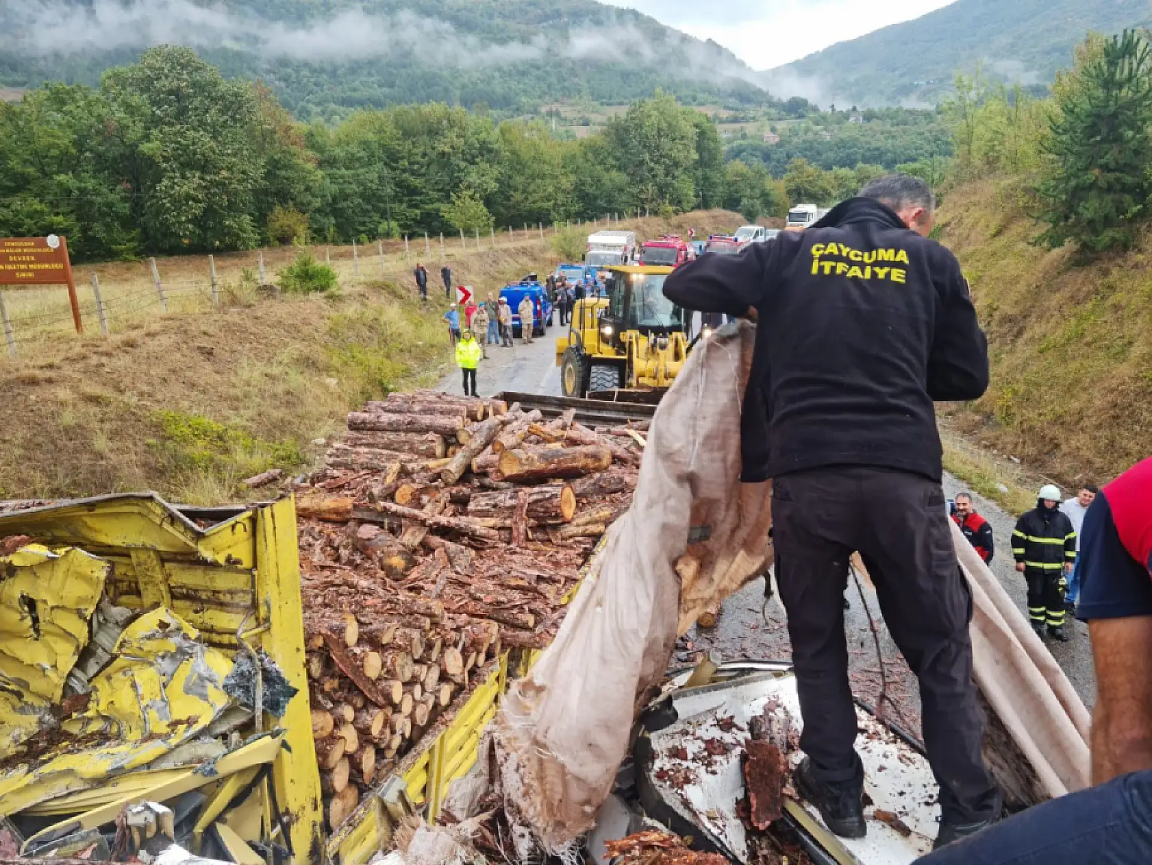 Otobüs odun yüklü tırla çarpıştı