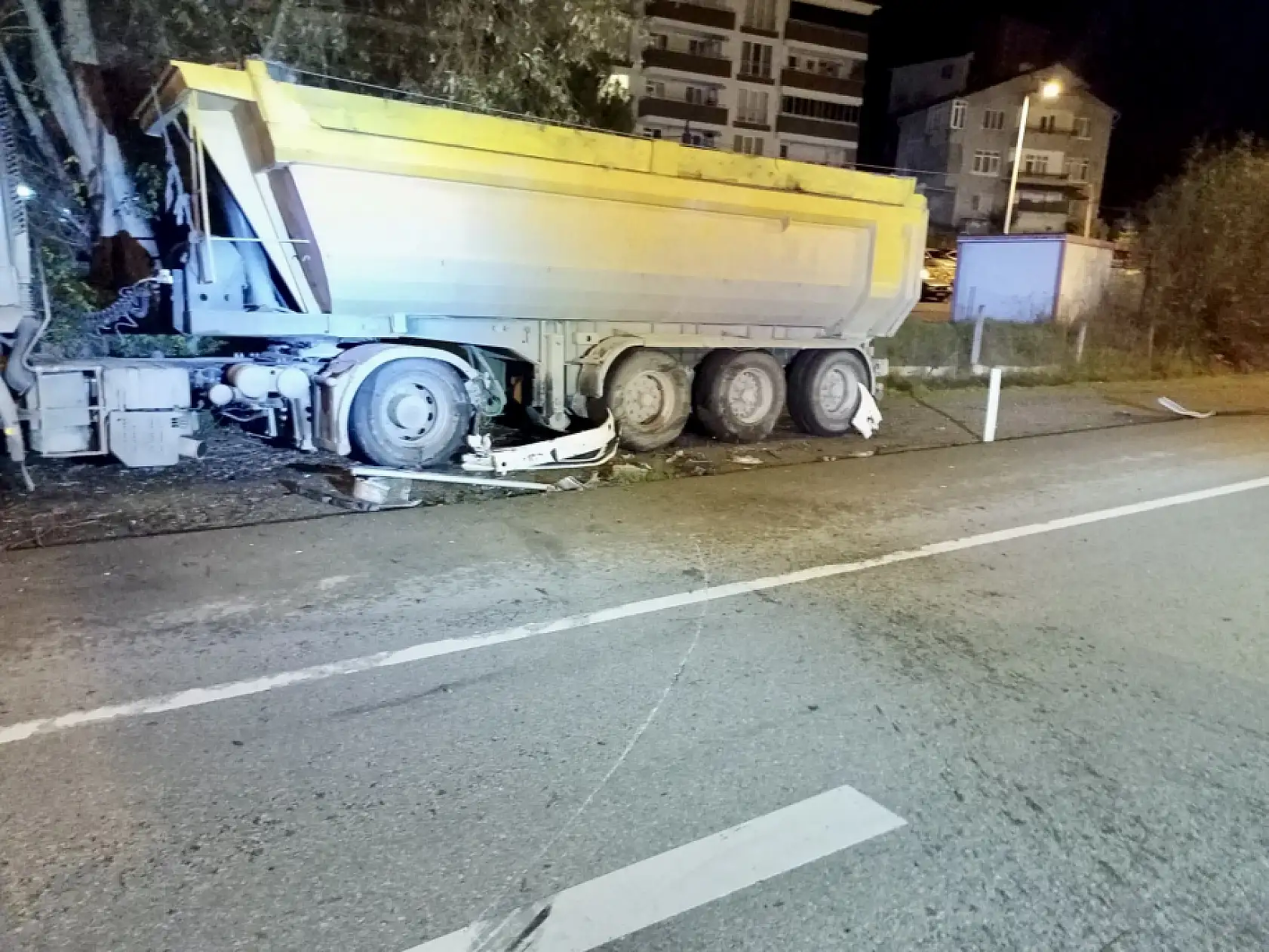 Önce tıra sonra refüje çarptı