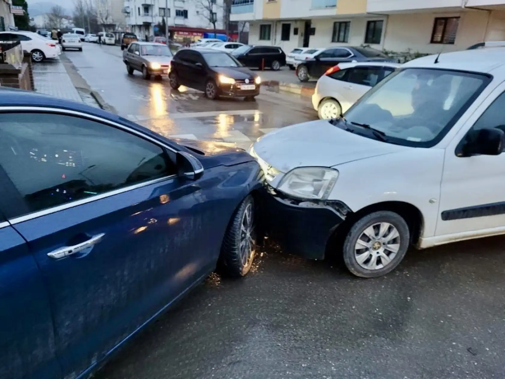 İki otomobil kafa kafaya çarpıştı